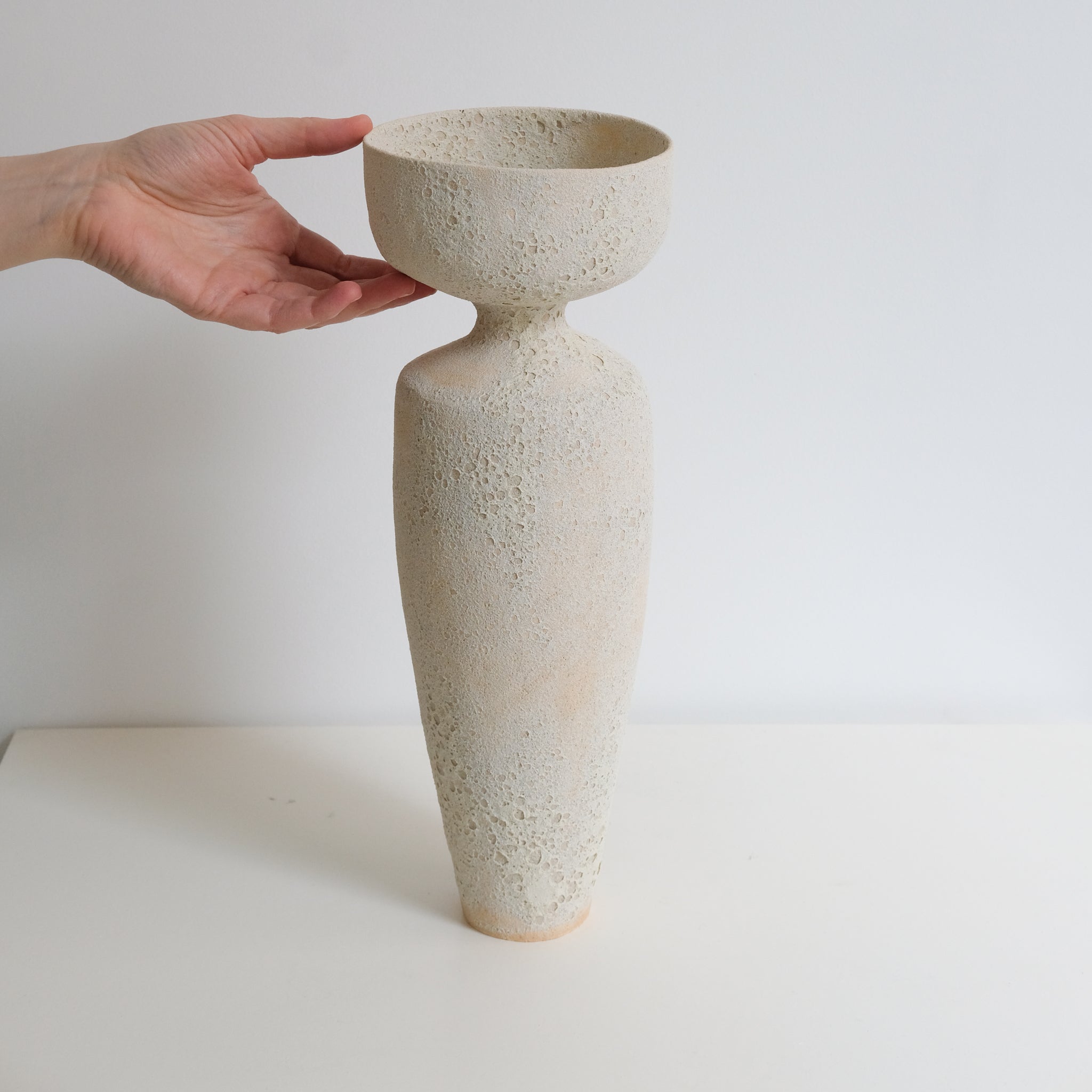 Vase coupe en grès H 38cm, effet cratère de Sophie Vaidie chez Brutal Ceramics