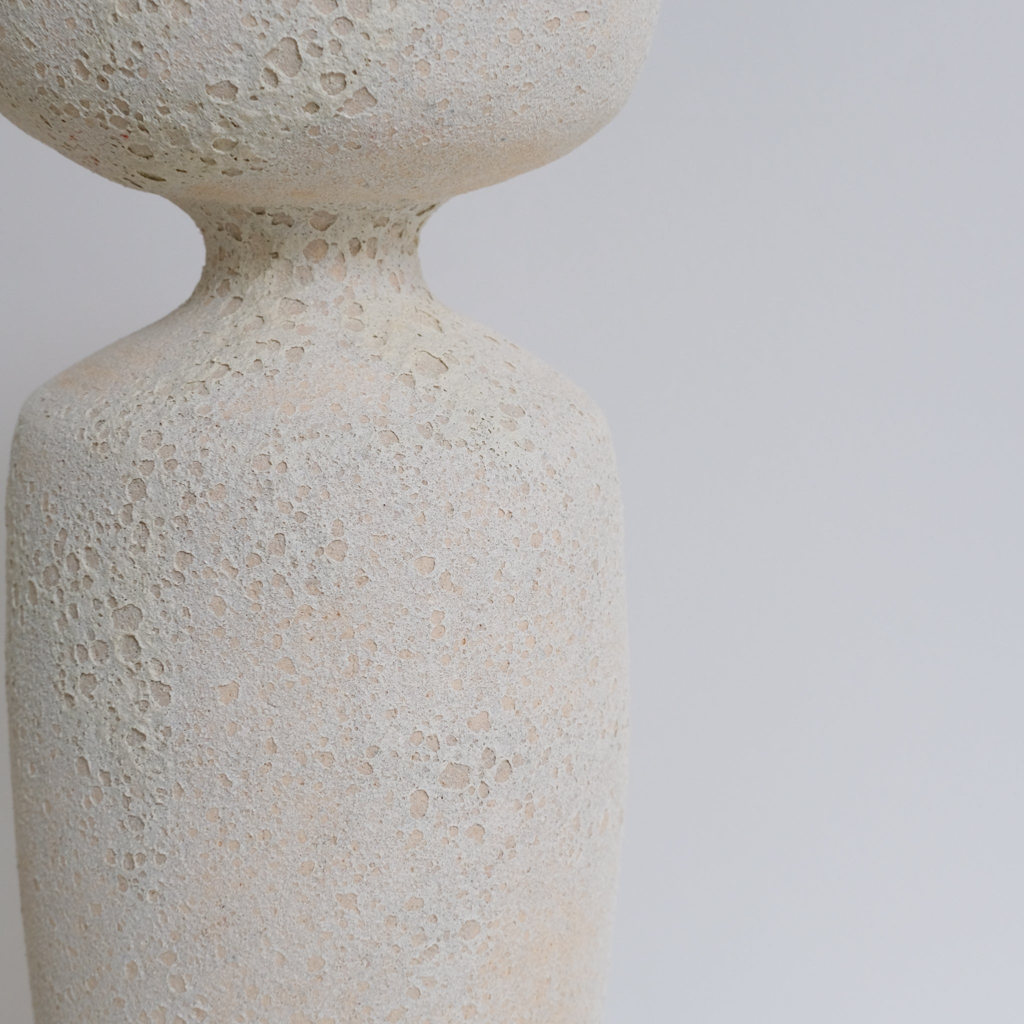 Vase coupe en grès H 38cm, effet cratère de Sophie Vaidie chez Brutal Ceramics