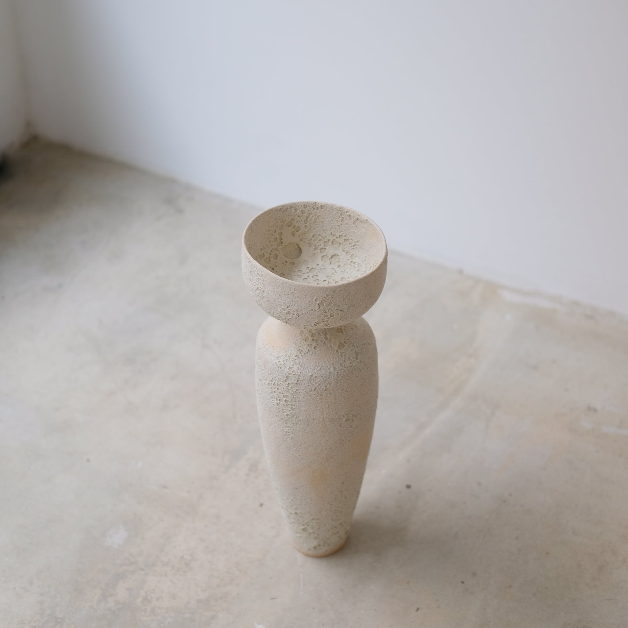 Vase coupe en grès H 38cm, effet cratère de Sophie Vaidie chez Brutal Ceramics