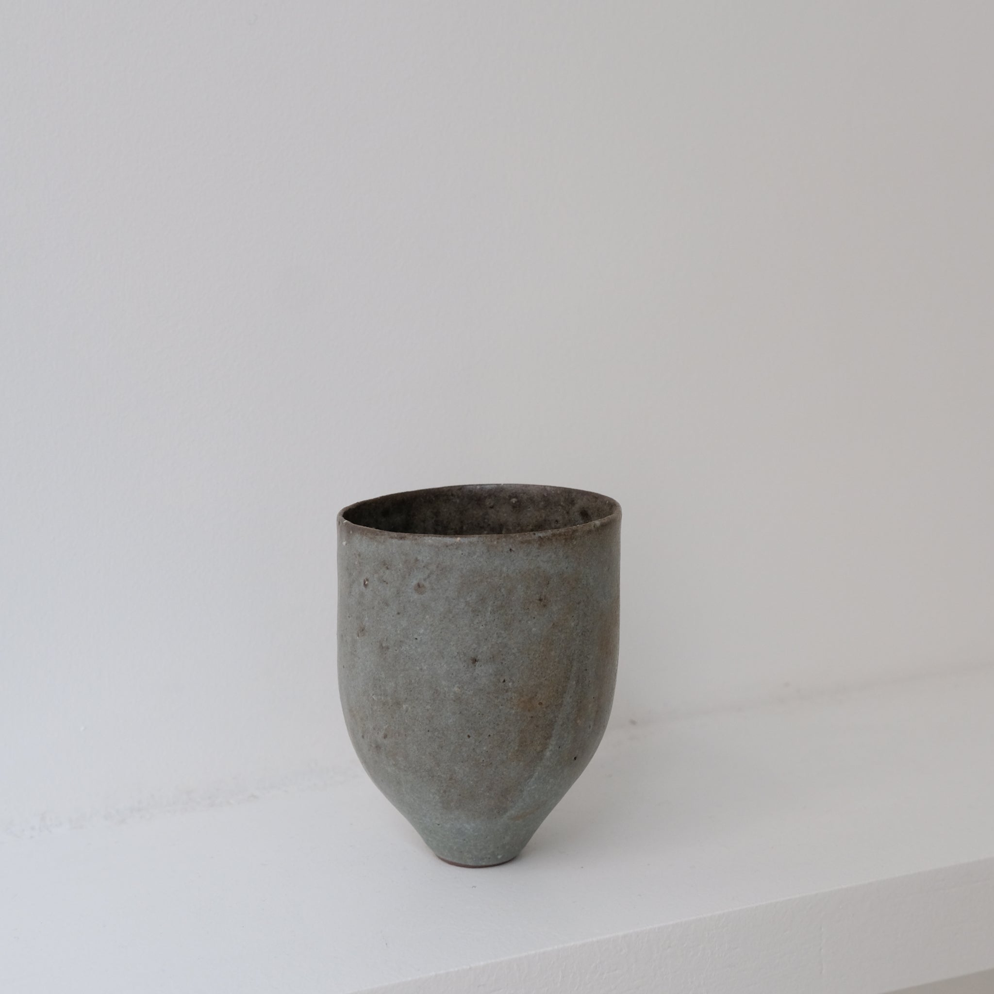 Tasse en grès rouge 150ml / bleu intense de Sophie Vaidie chez Brutal Ceramics