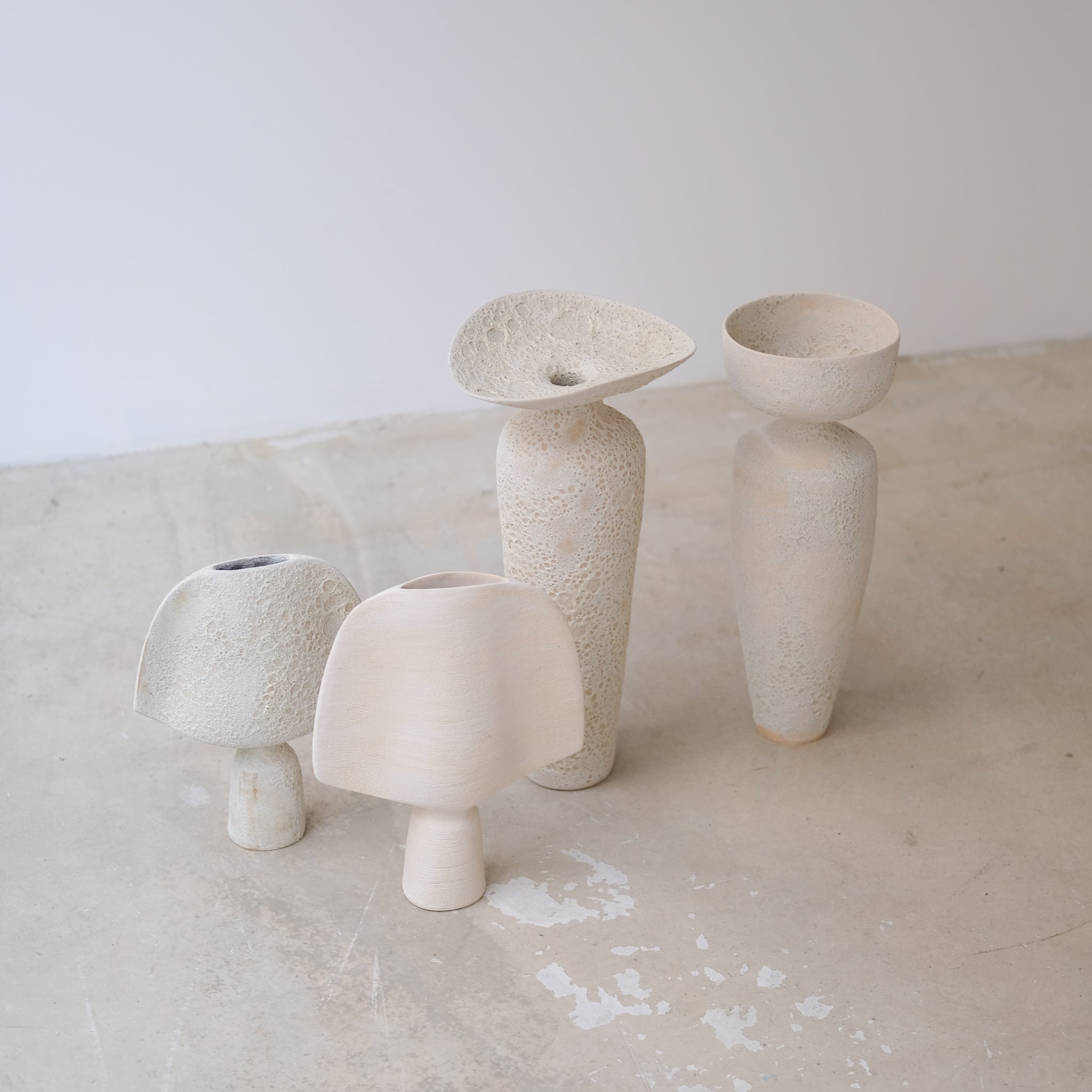 Vase en grès H 25cm, effet cratère - beige de Sophie Vaidie chez Brutal Ceramics