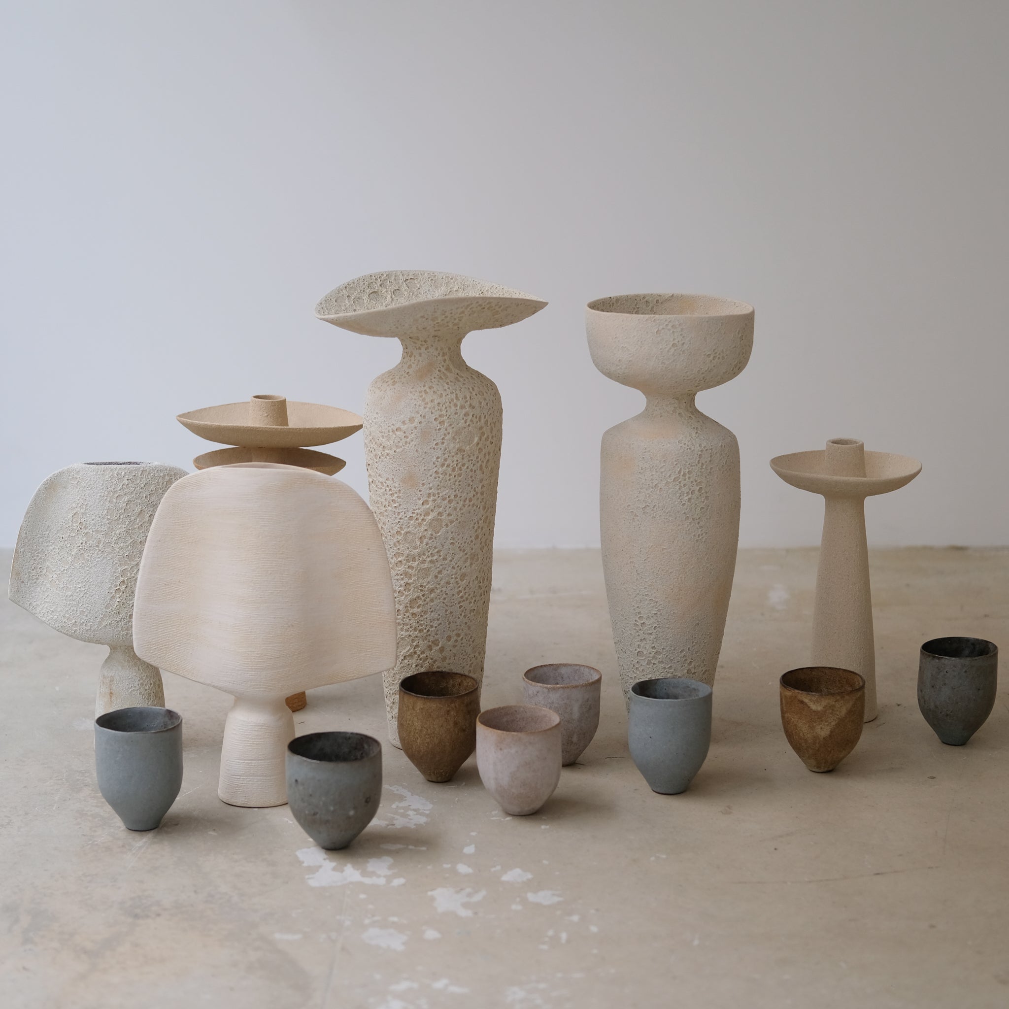 Vase en grès H 40cm, effet cratère de Sophie Vaidie chez Brutal Ceramics
