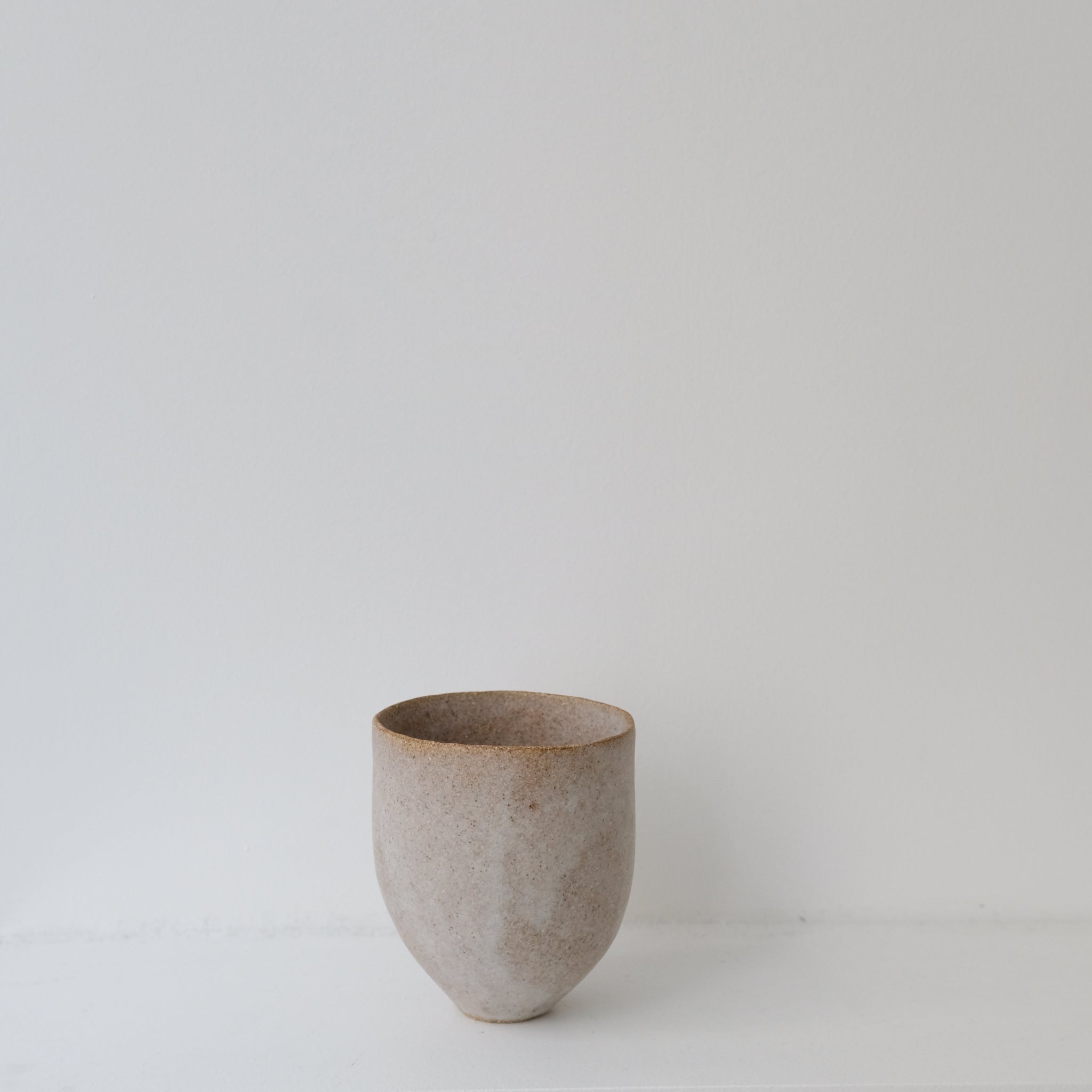 Tasse en grès 150ml / Blanc beige de Sophie Vaidie chez Brutal Ceramics