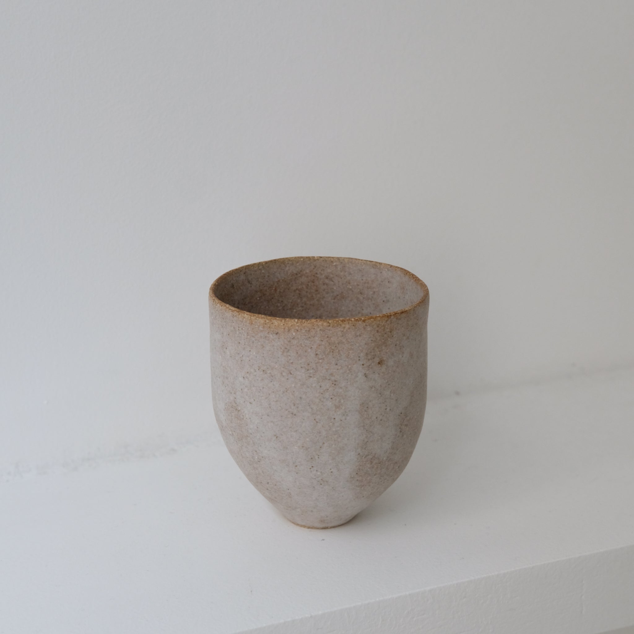 Tasse en grès 150ml / Blanc beige de Sophie Vaidie chez Brutal Ceramics