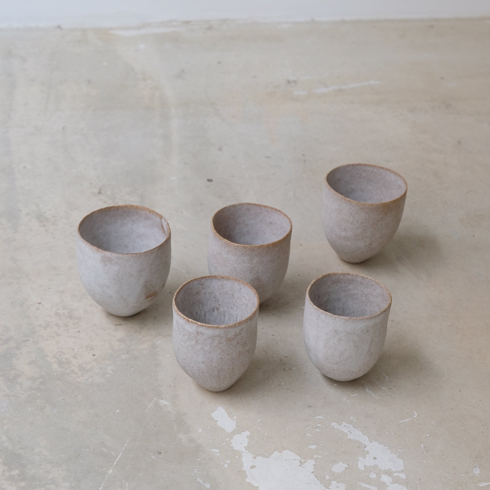 Tasse en grès 150ml / Blanc beige de Sophie Vaidie chez Brutal Ceramics