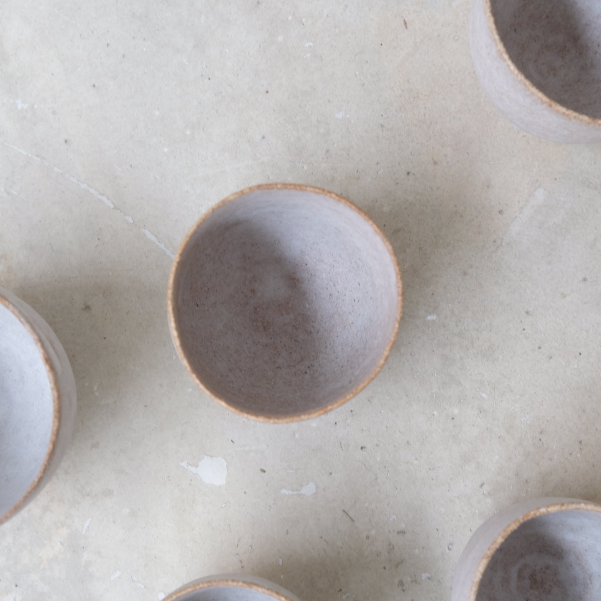Tasse en grès 150ml / Blanc beige de Sophie Vaidie chez Brutal Ceramics