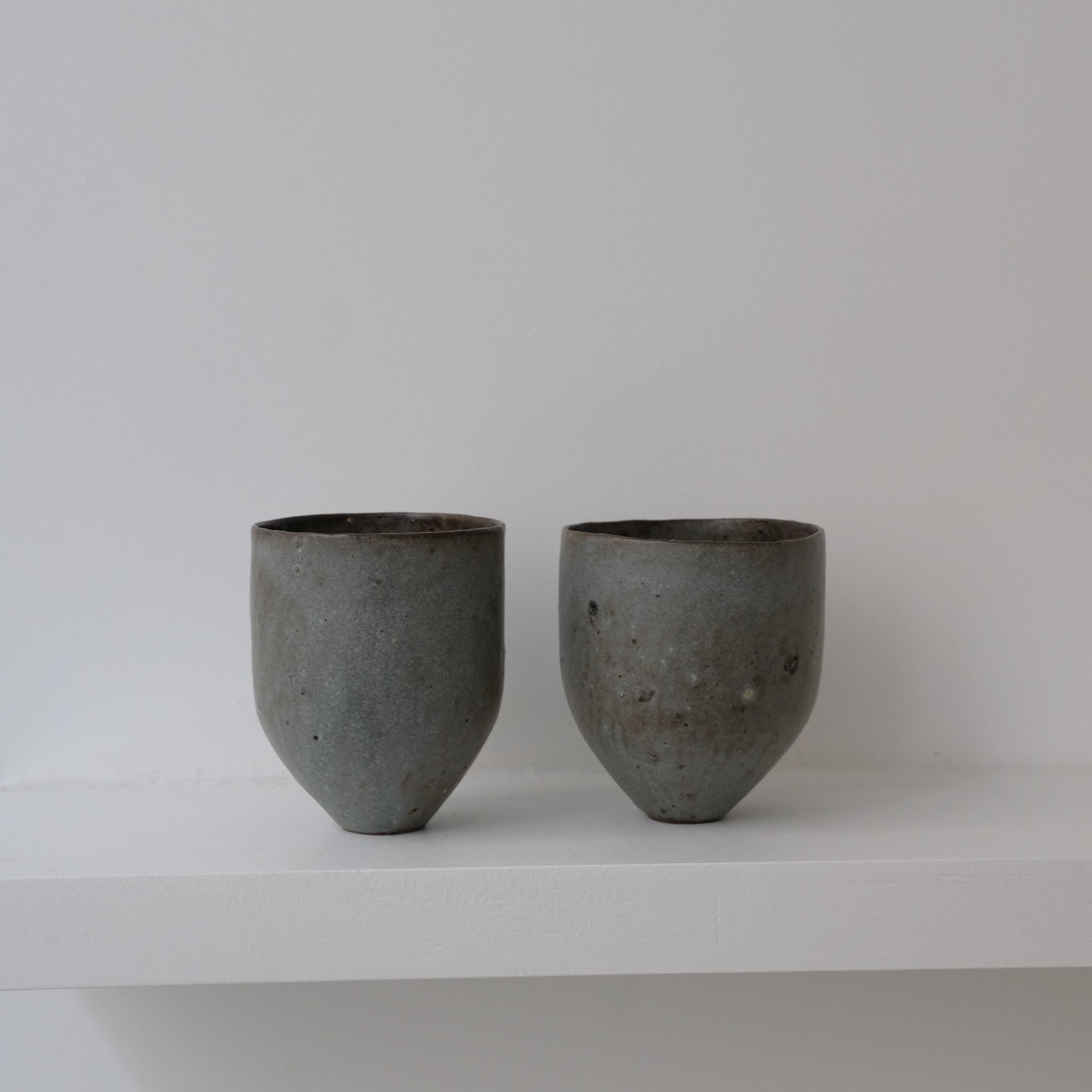 Tasse en grès rouge 150ml / bleu intense de Sophie Vaidie chez Brutal Ceramics