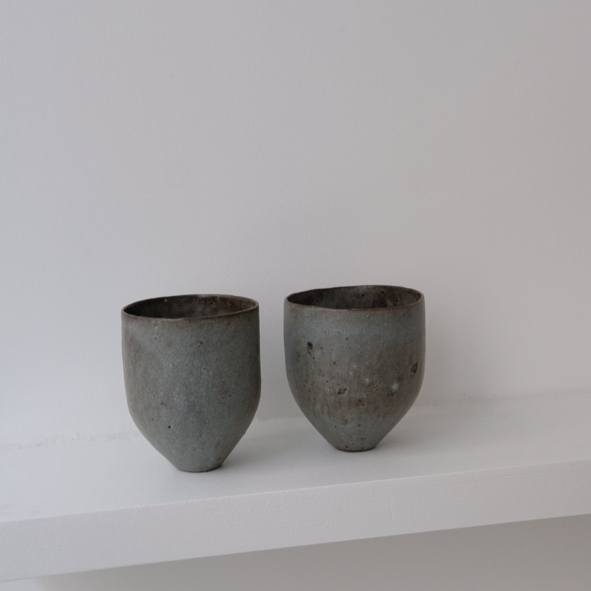Tasse en grès rouge 150ml / bleu intense de Sophie Vaidie chez Brutal Ceramics