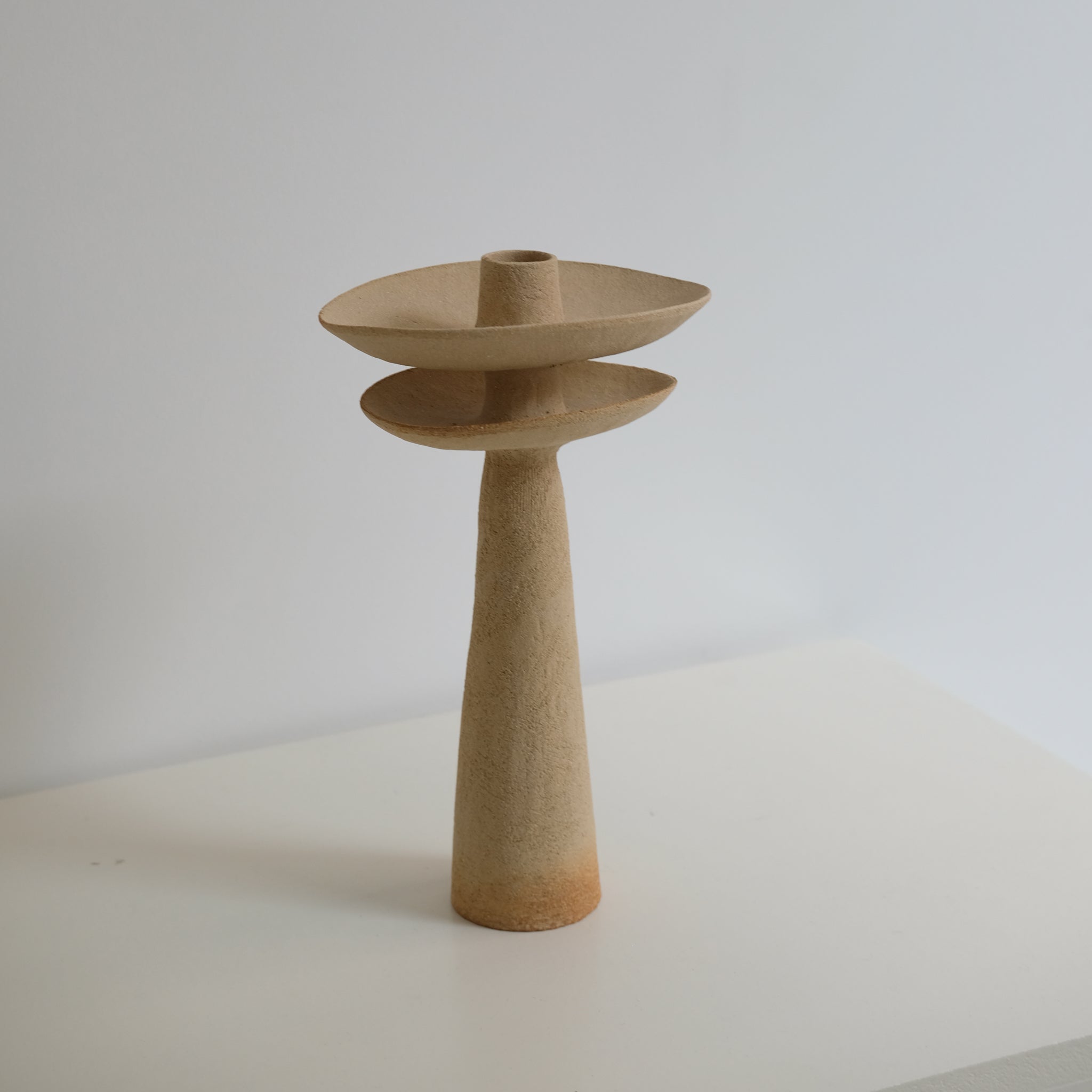 Bougeoir en grès roux H 28cm de Sophie Vaidie chez Brutal Ceramics