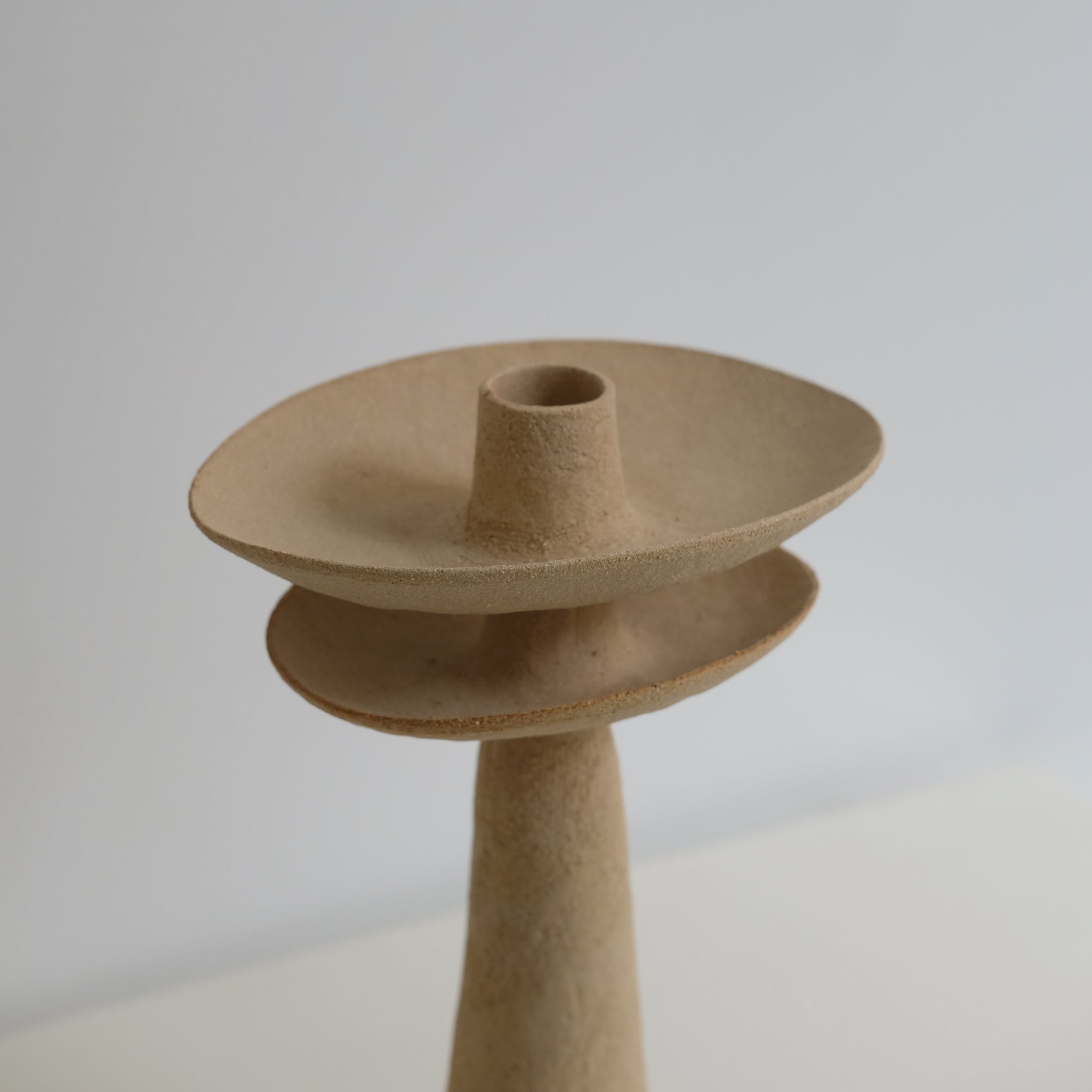 Bougeoir en grès roux H 28cm de Sophie Vaidie chez Brutal Ceramics