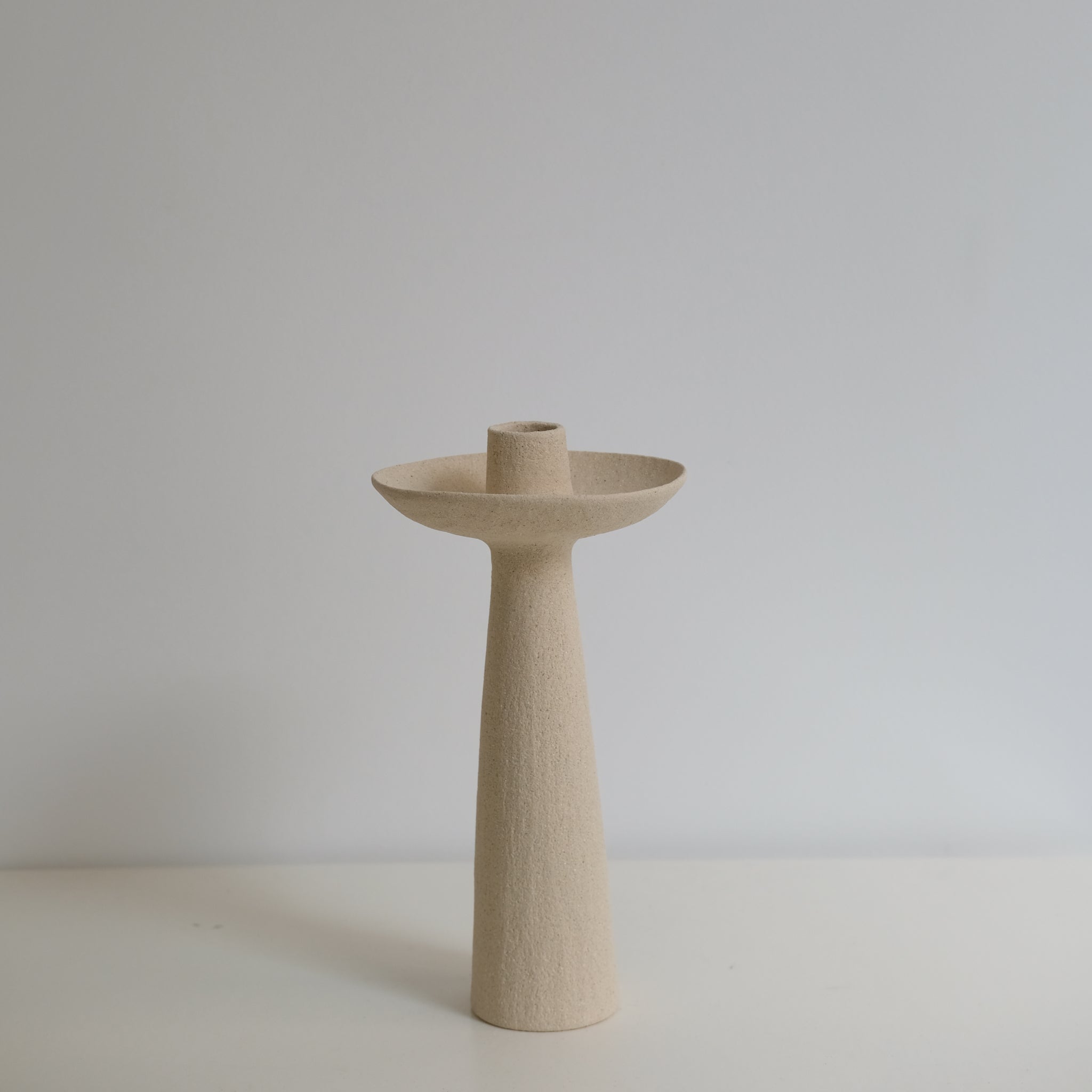 Bougeoir en grès roux H 25cm de Sophie Vaidie chez Brutal Ceramics
