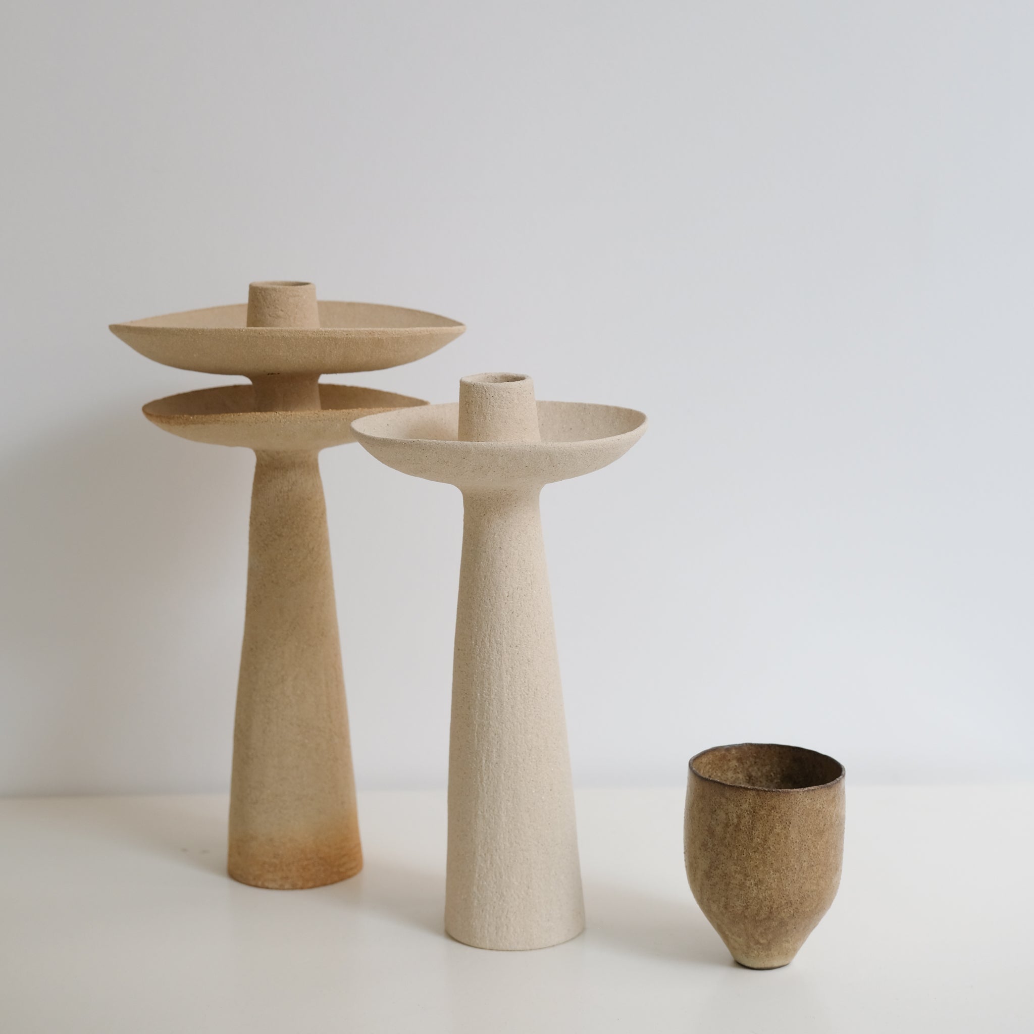 Tasse en grès noir 150ml / ocre de Sophie Vaidie chez Brutal Ceramics