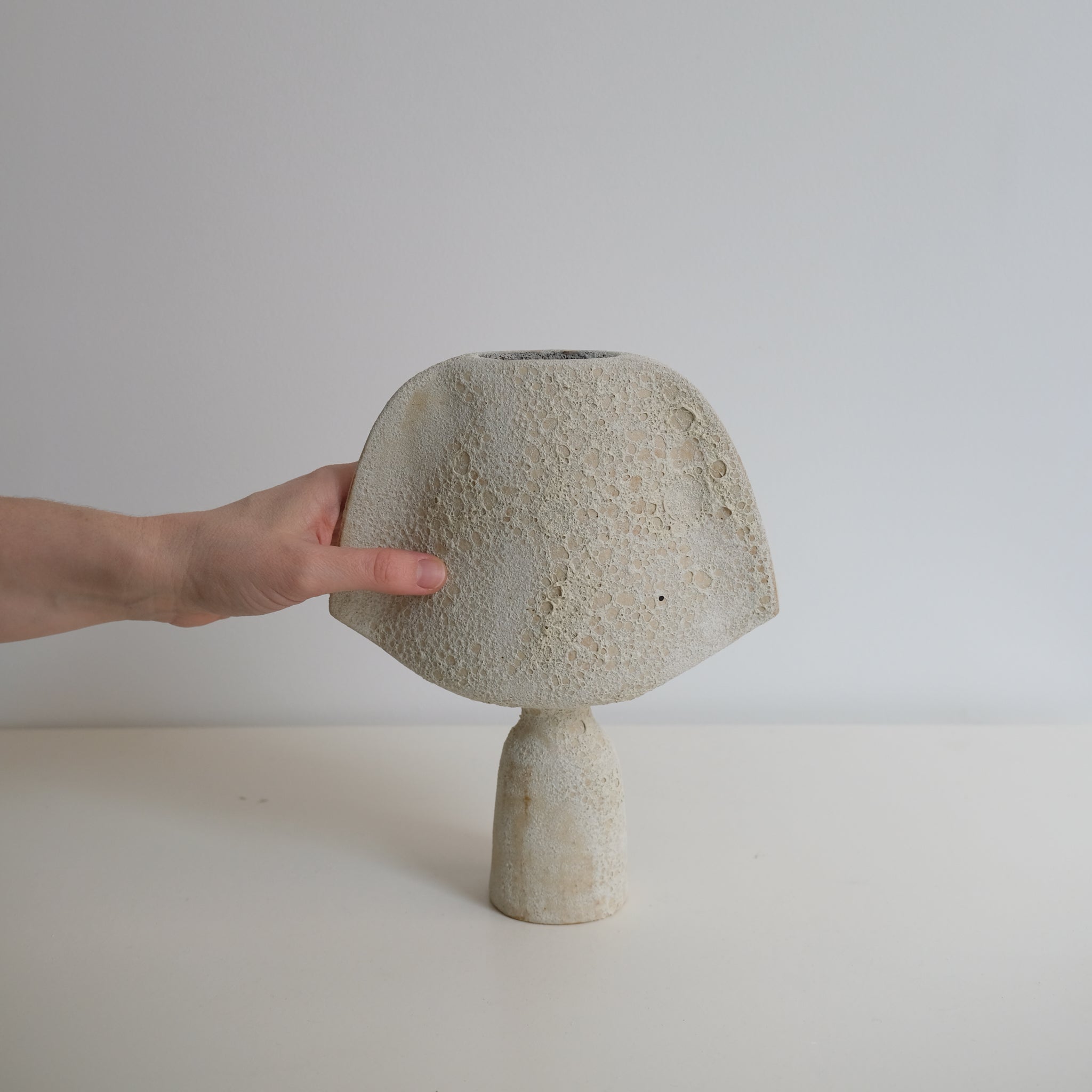 Vase en grès H 25cm, effet cratère - beige de Sophie Vaidie chez Brutal Ceramics