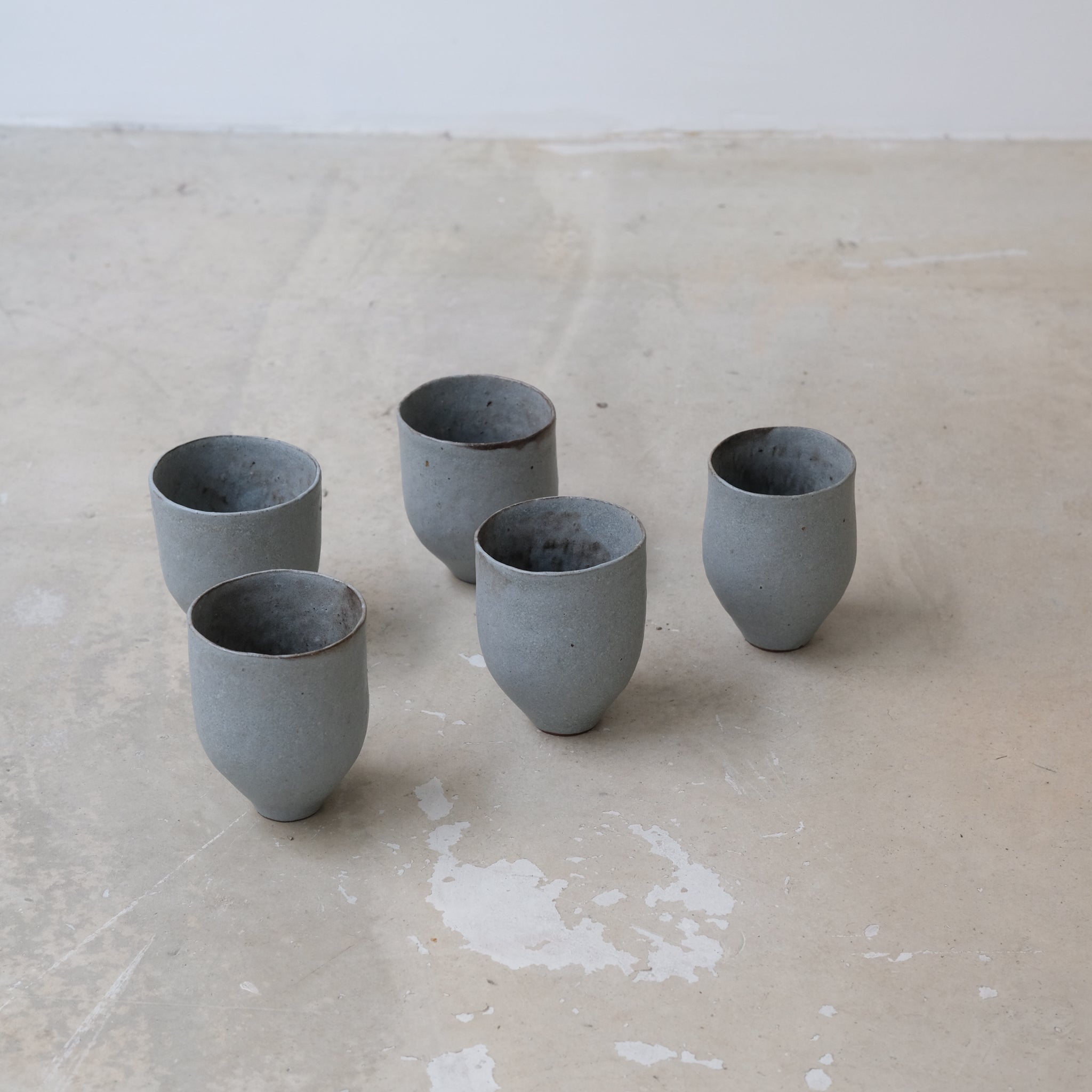 Tasse en grès beige 150ml / bleu clair de Sophie Vaidie chez Brutal Ceramics