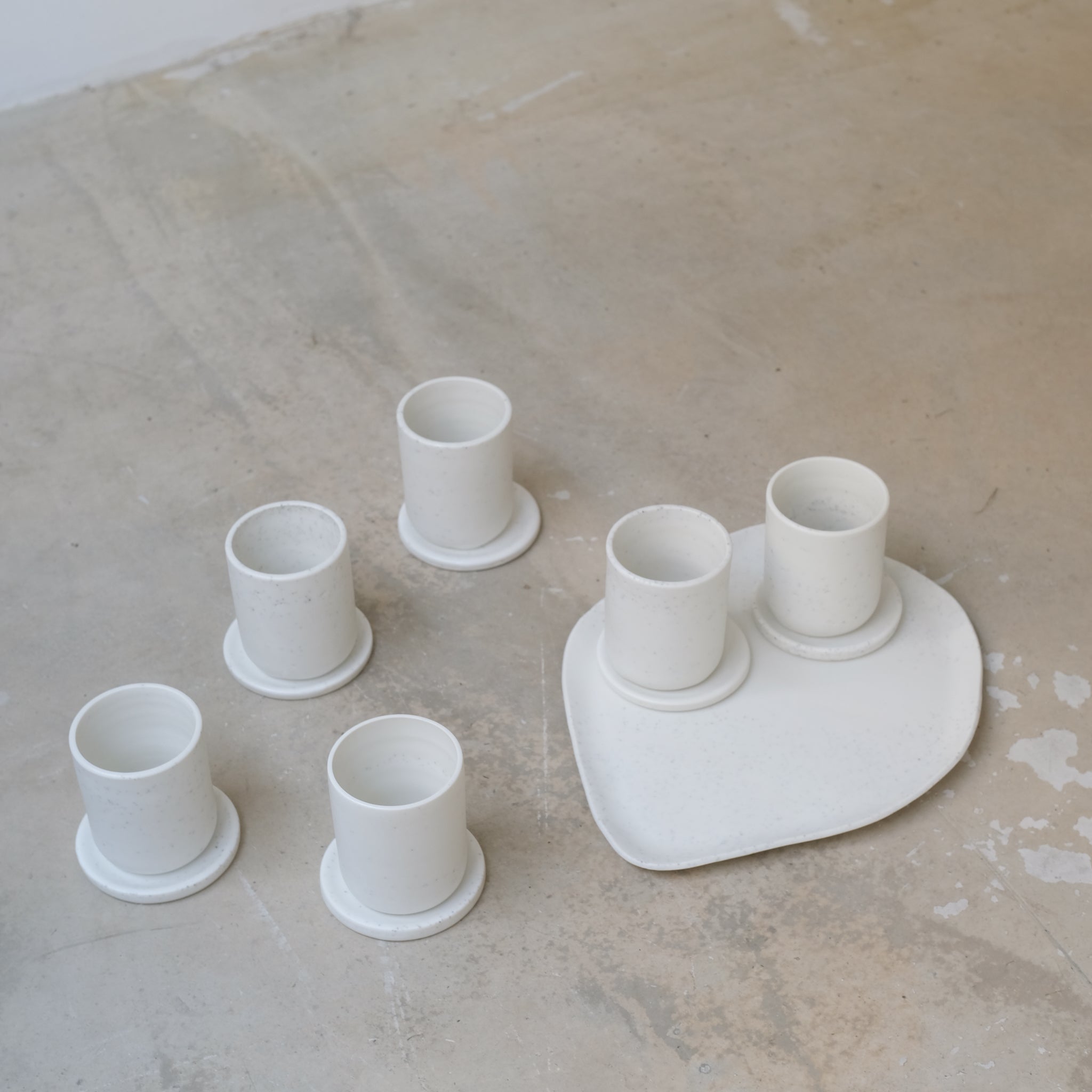 Plateau en porcelaine L 31cm - blanc de studio des rosiers chez Brutal Ceramics