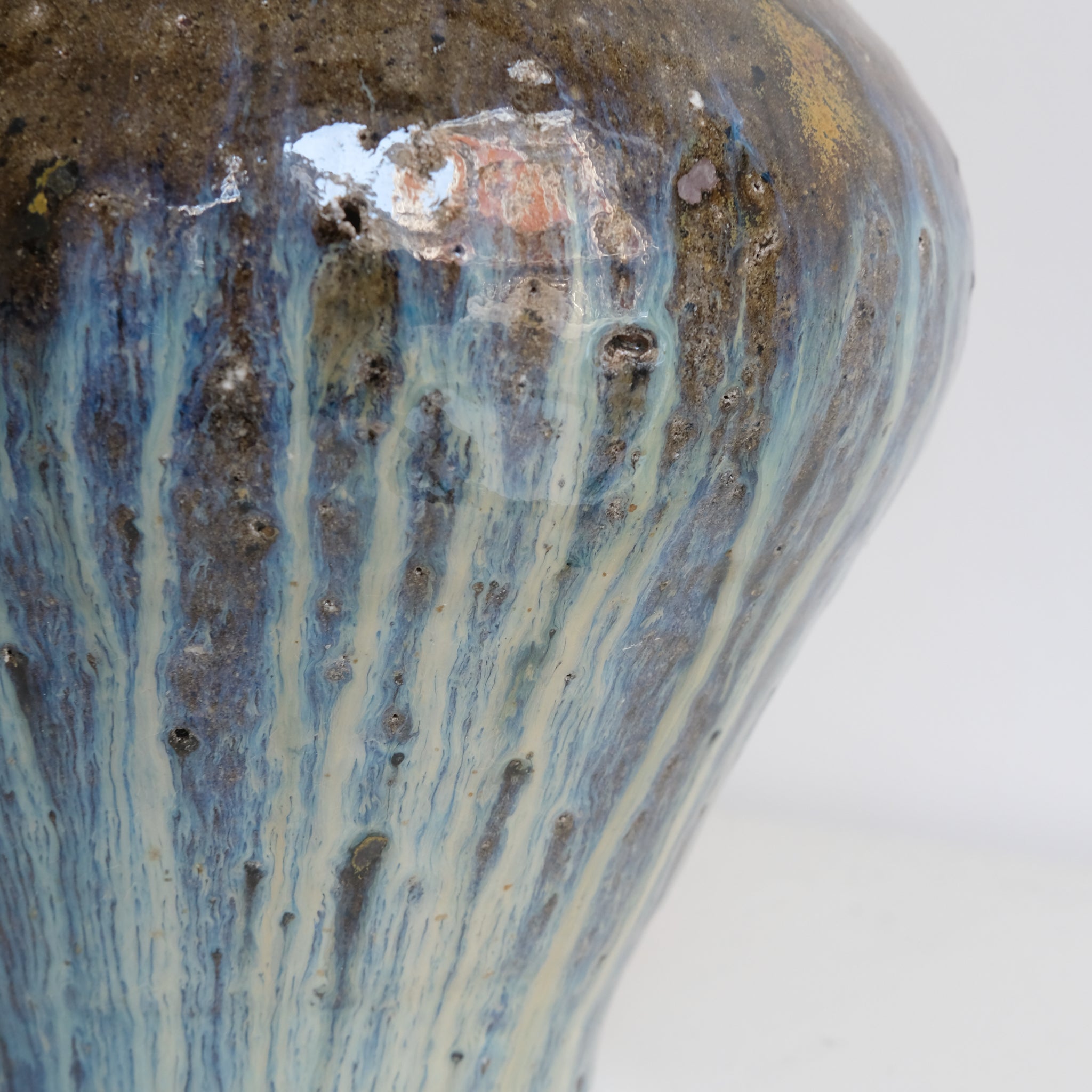 Vase en grès recoltée H22cm de Dai Shikai chez Brutal Ceramics