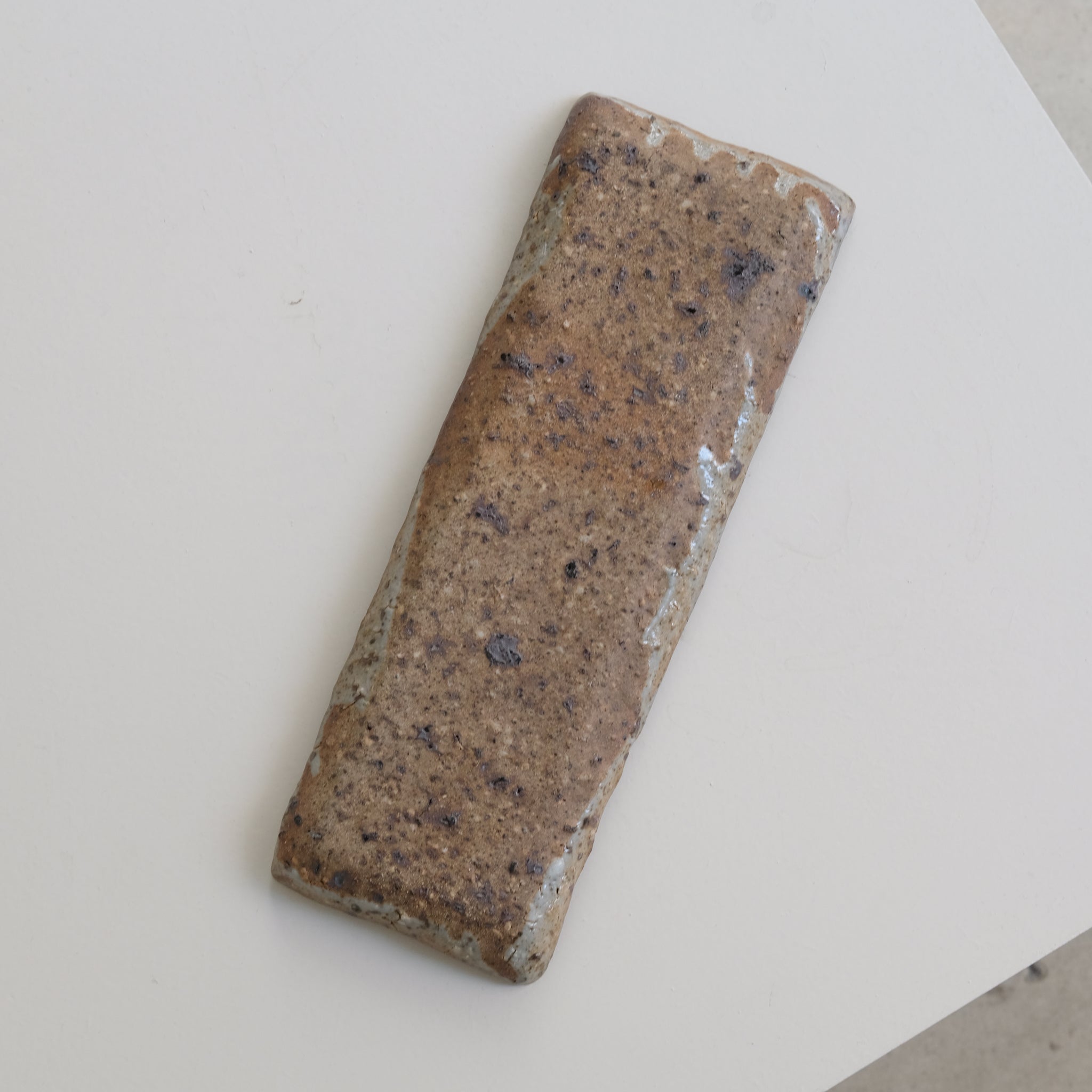 Plateau en grès recolté L28cm de Dai Shikai chez Brutal Ceramics
