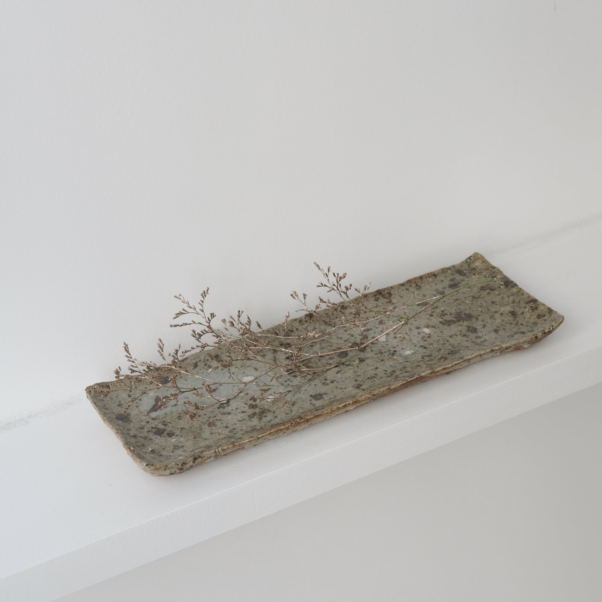Plateau en grès recolté L28cm de Dai Shikai chez Brutal Ceramics