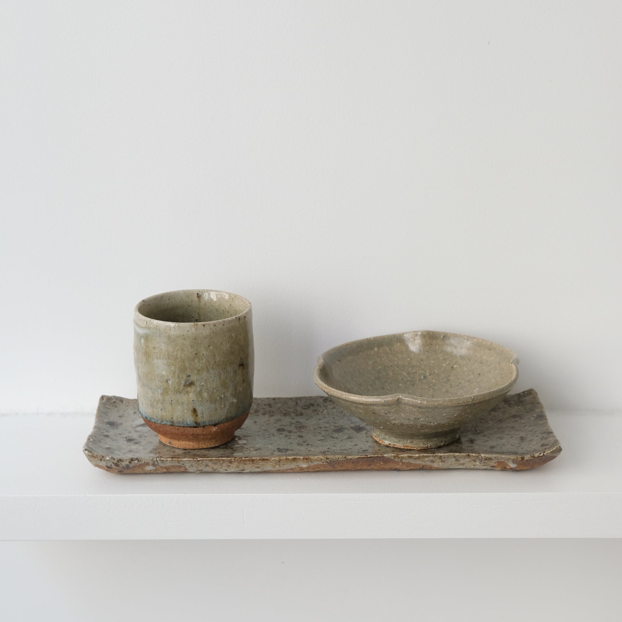 Assiette fleur en grès D12,5cm de Dai Shikai chez Brutal Ceramics