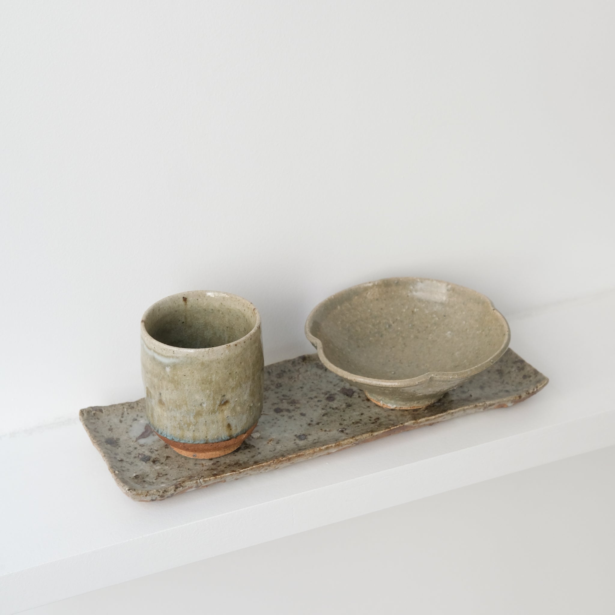 Assiette fleur en grès D12,5cm de Dai Shikai chez Brutal Ceramics