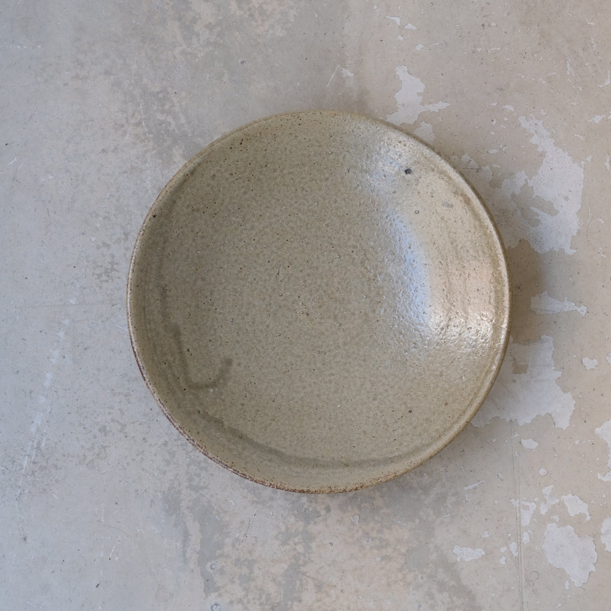 Coupe evasée en grès recolté D25cm de Dai Shikai chez Brutal Ceramics