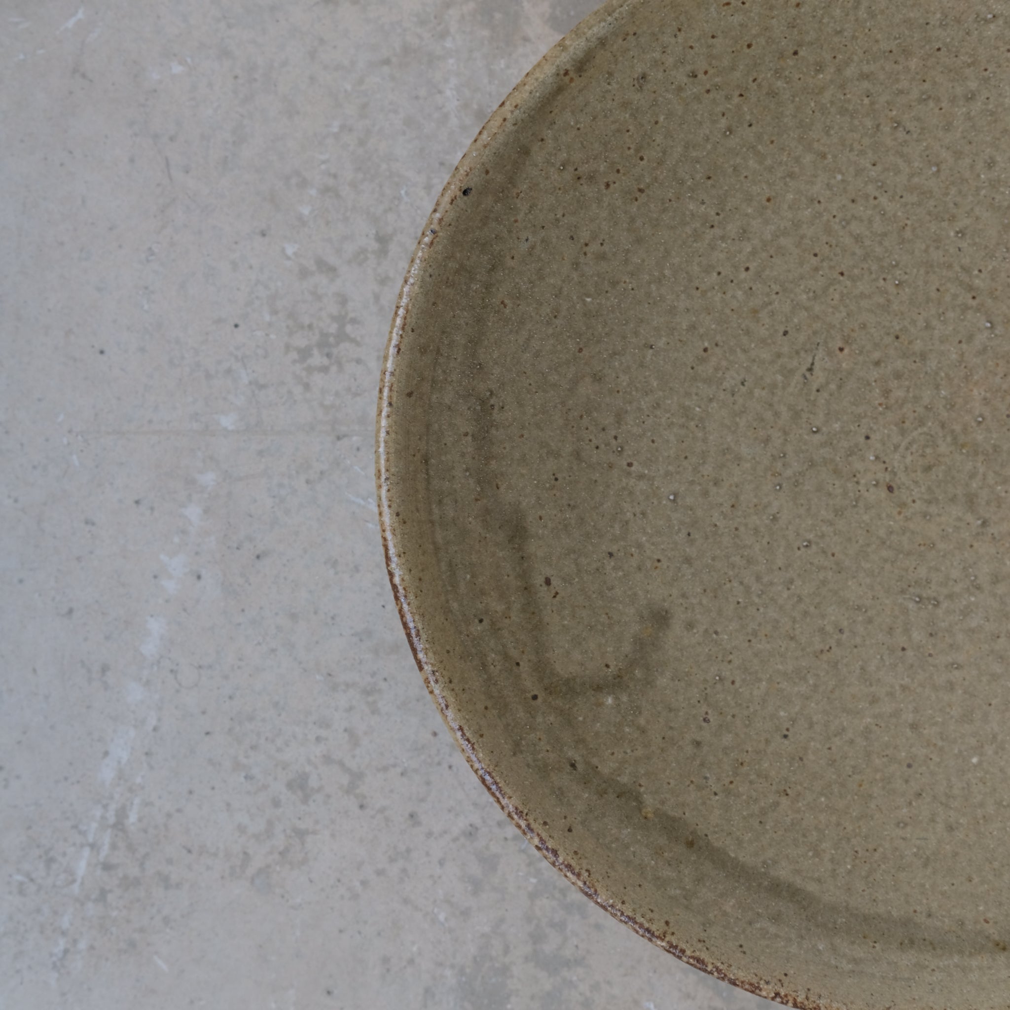 Coupe evasée en grès recolté D25cm de Dai Shikai chez Brutal Ceramics