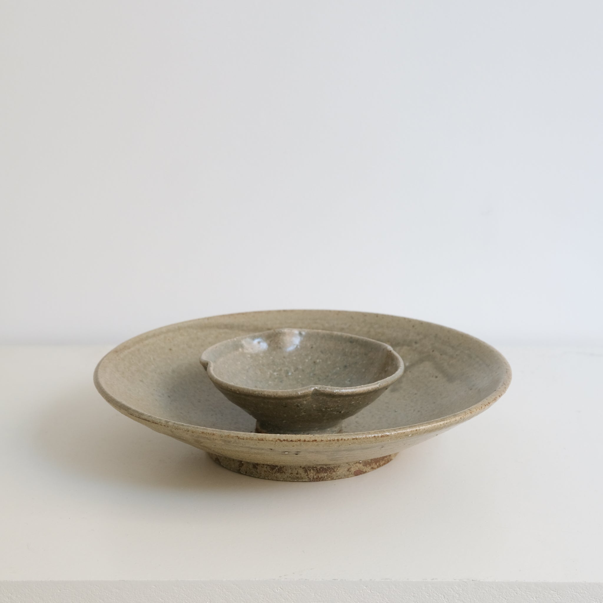 Coupe evasée en grès recolté D25cm de Dai Shikai chez Brutal Ceramics