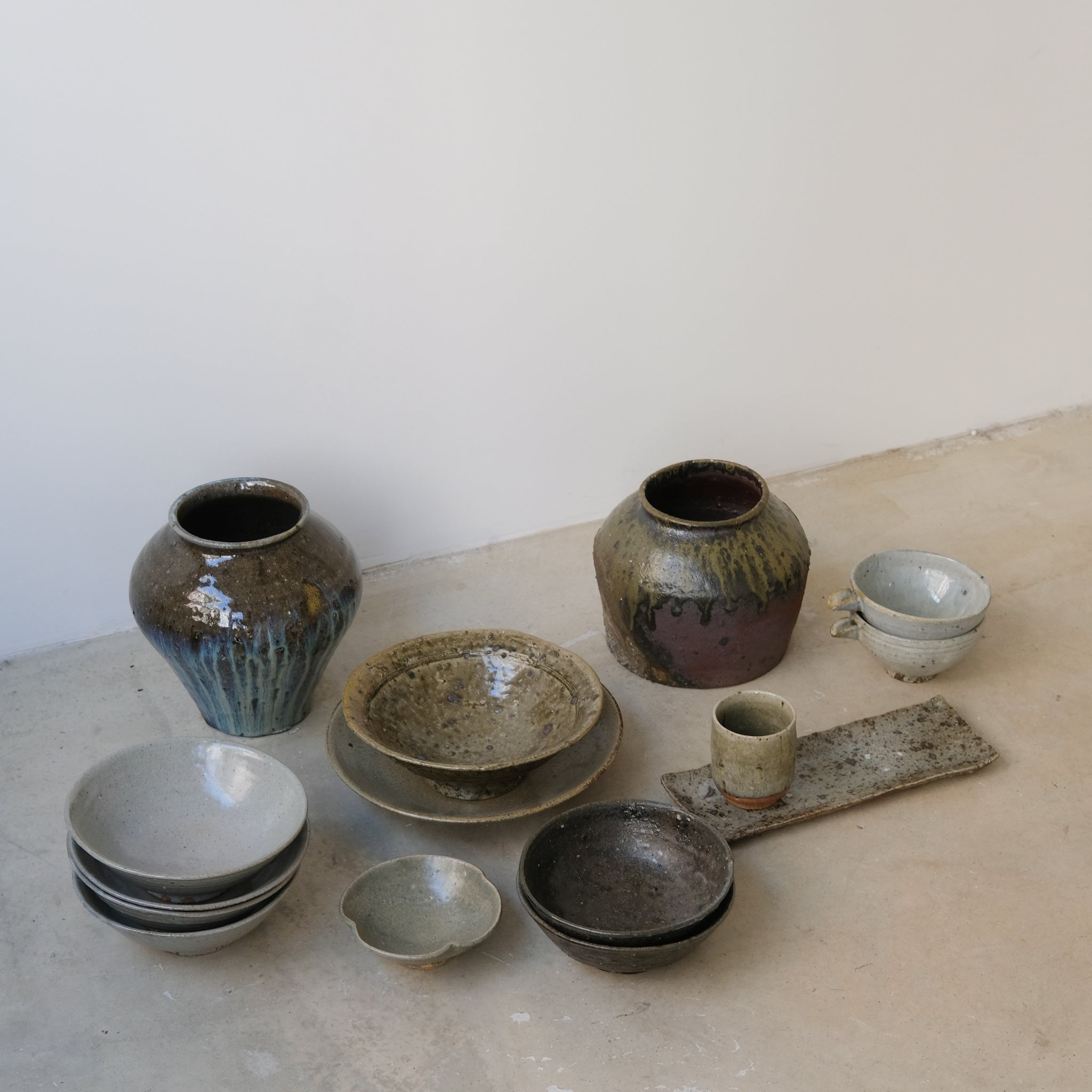 Coupe evasée en grès recolté D25cm de Dai Shikai chez Brutal Ceramics
