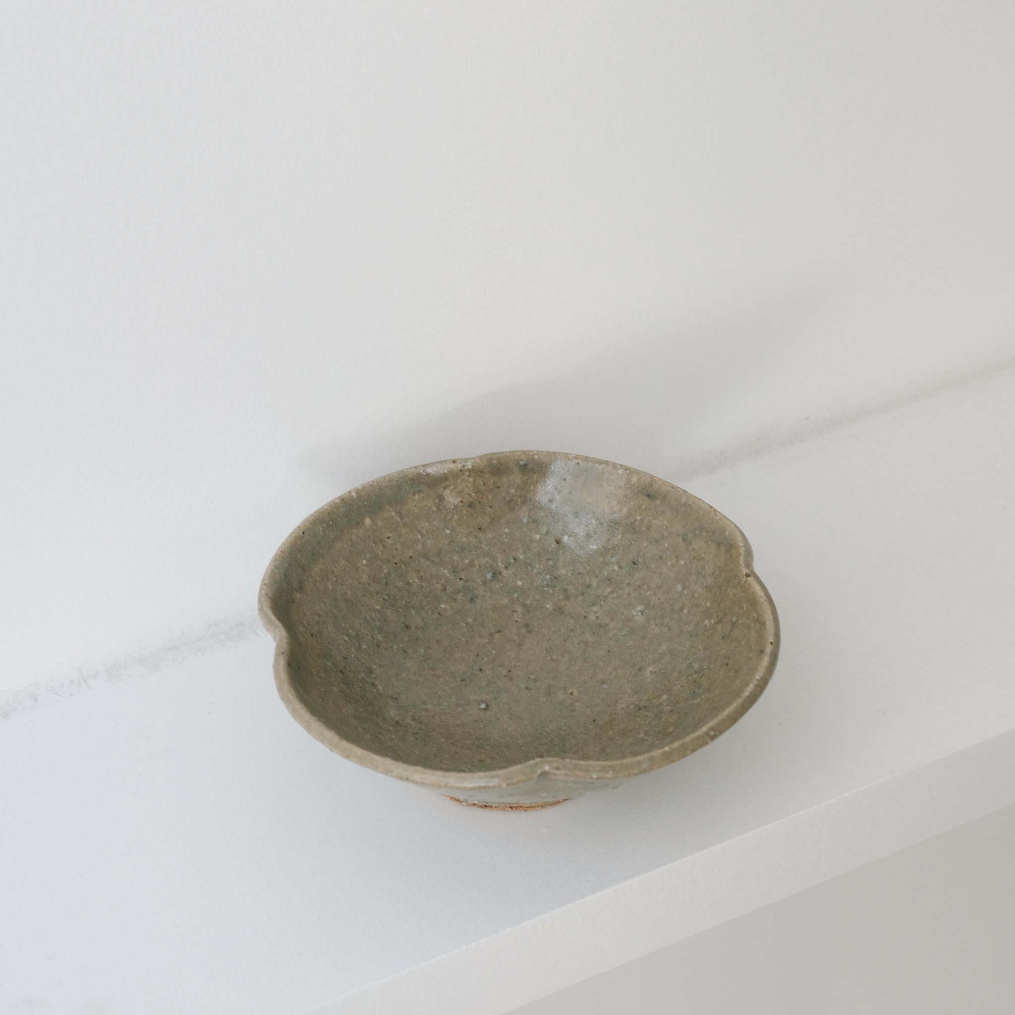 Assiette fleur en grès D12,5cm de Dai Shikai chez Brutal Ceramics