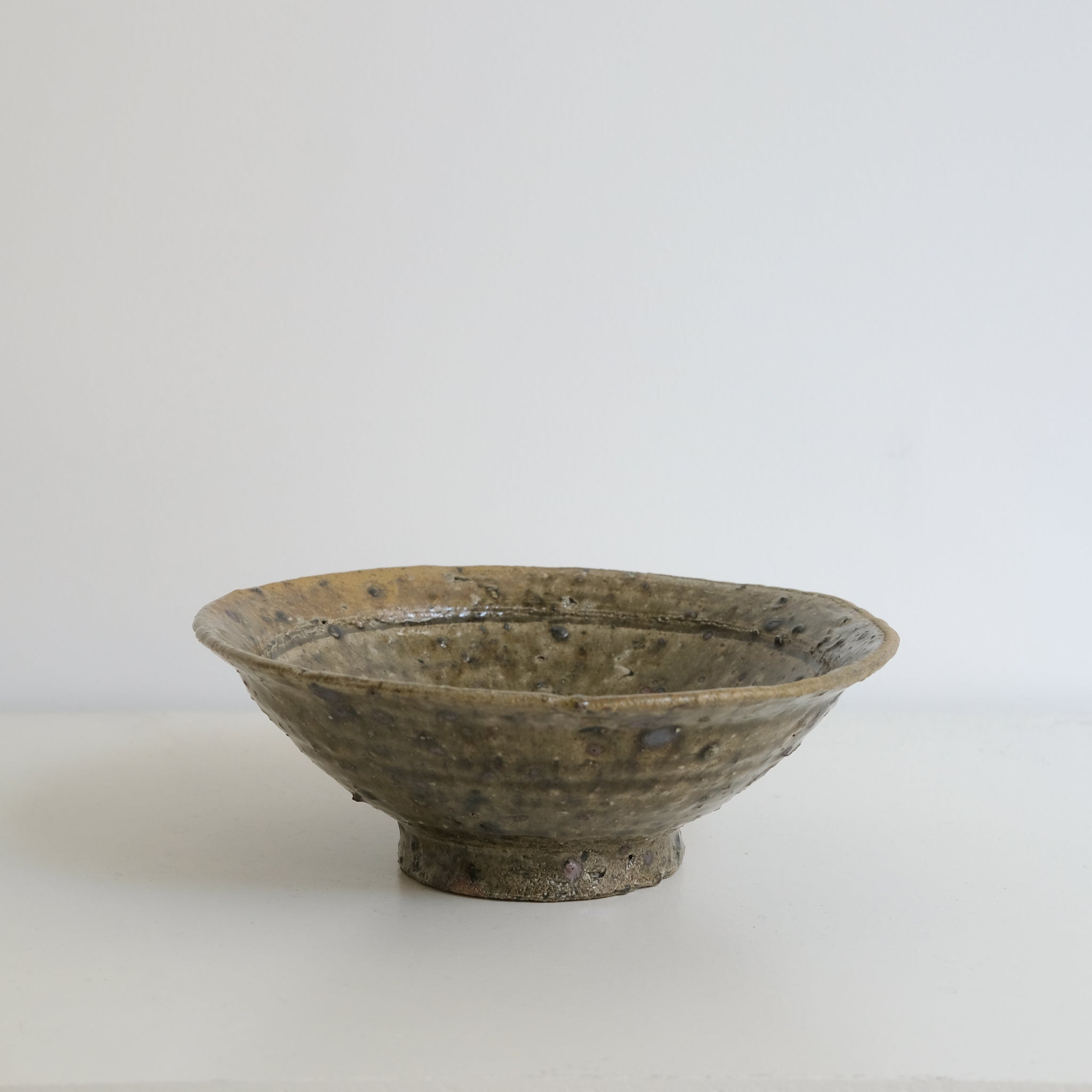 Coupe evasée en grès recolté D22cm de Dai Shikai chez Brutal