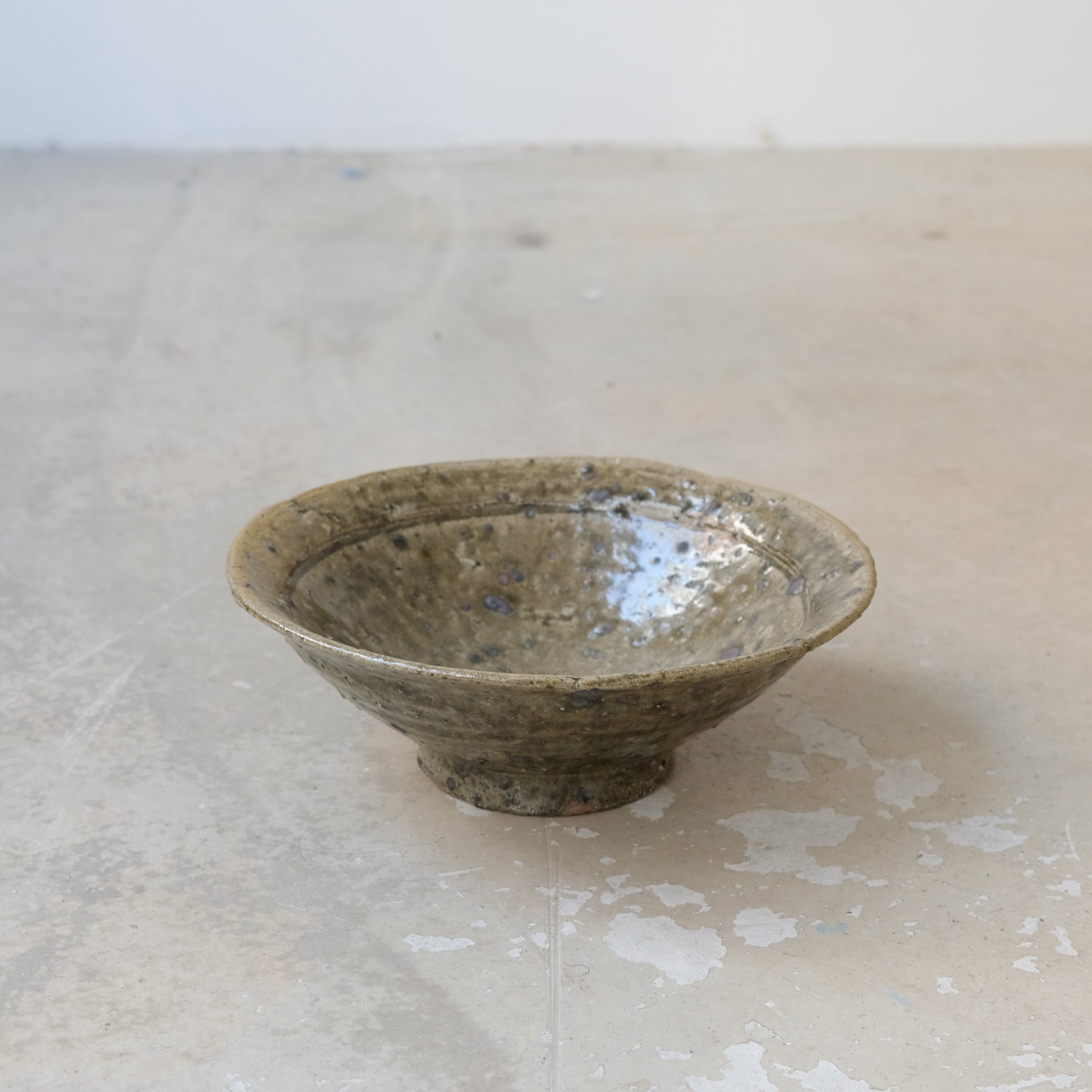 Coupe evasée en grès recolté D22cm de Dai Shikai chez Brutal Ceramics