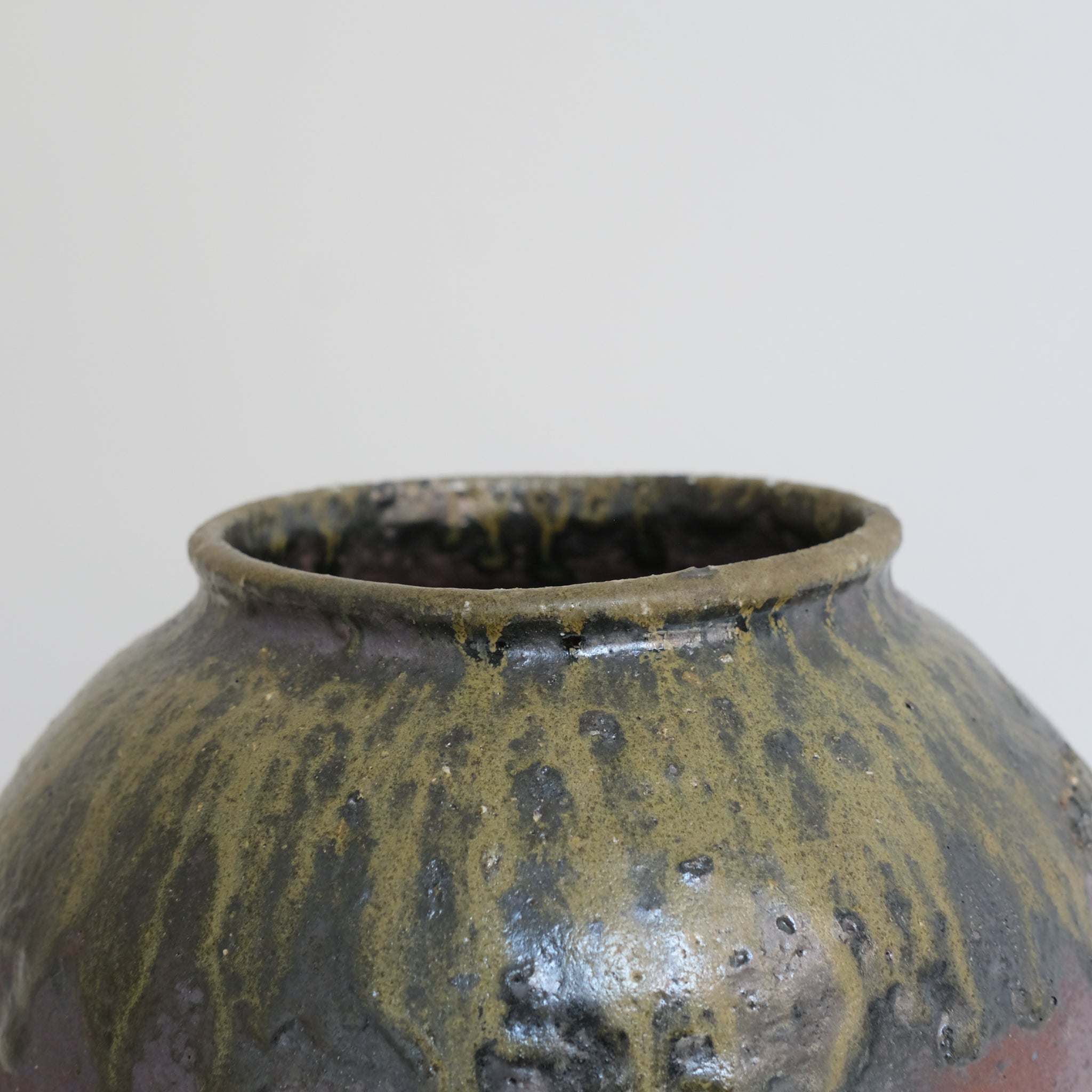Vase en grès recoltée H19cm de Dai Shikai chez Brutal Ceramics