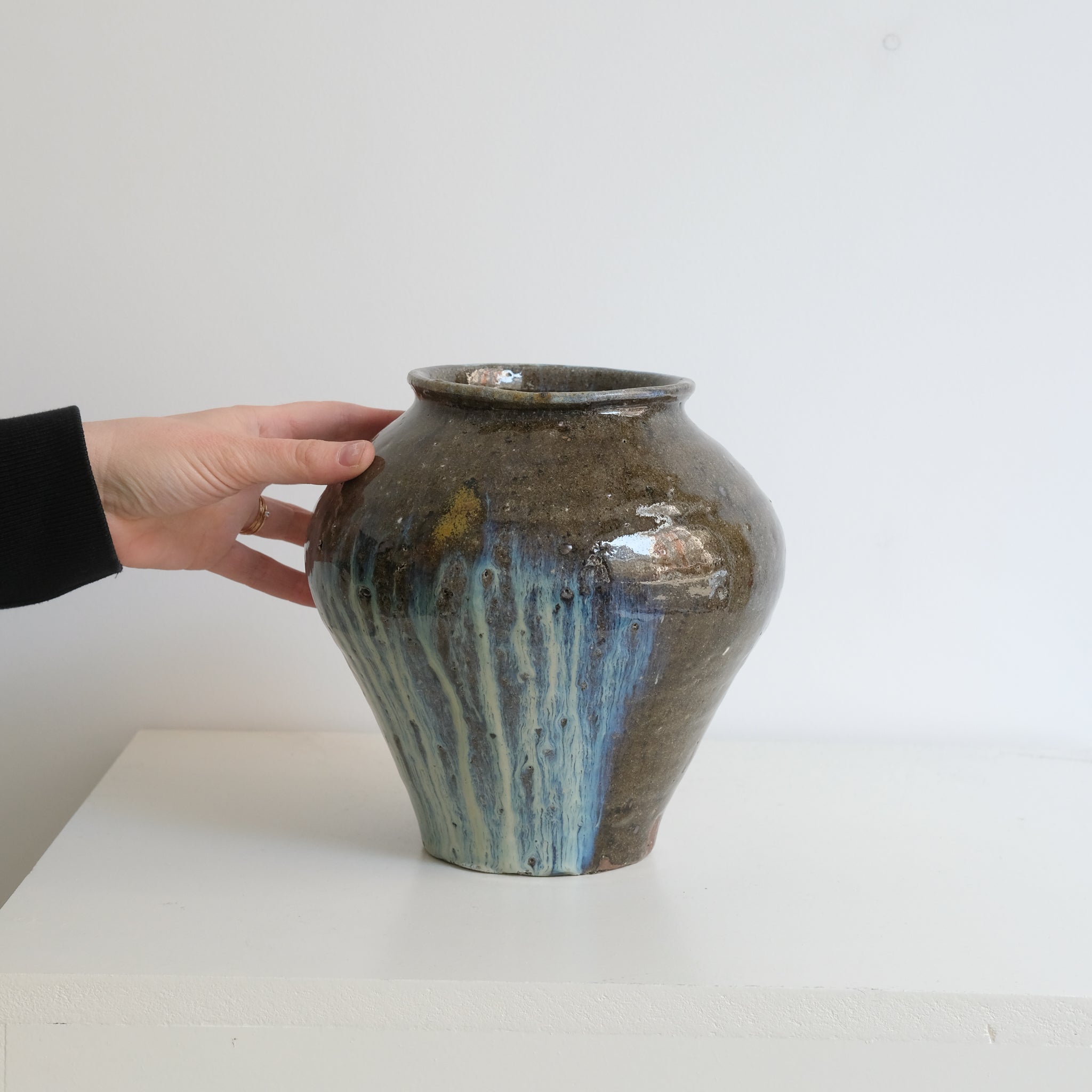 Vase en grès recoltée H22cm de Dai Shikai chez Brutal Ceramics