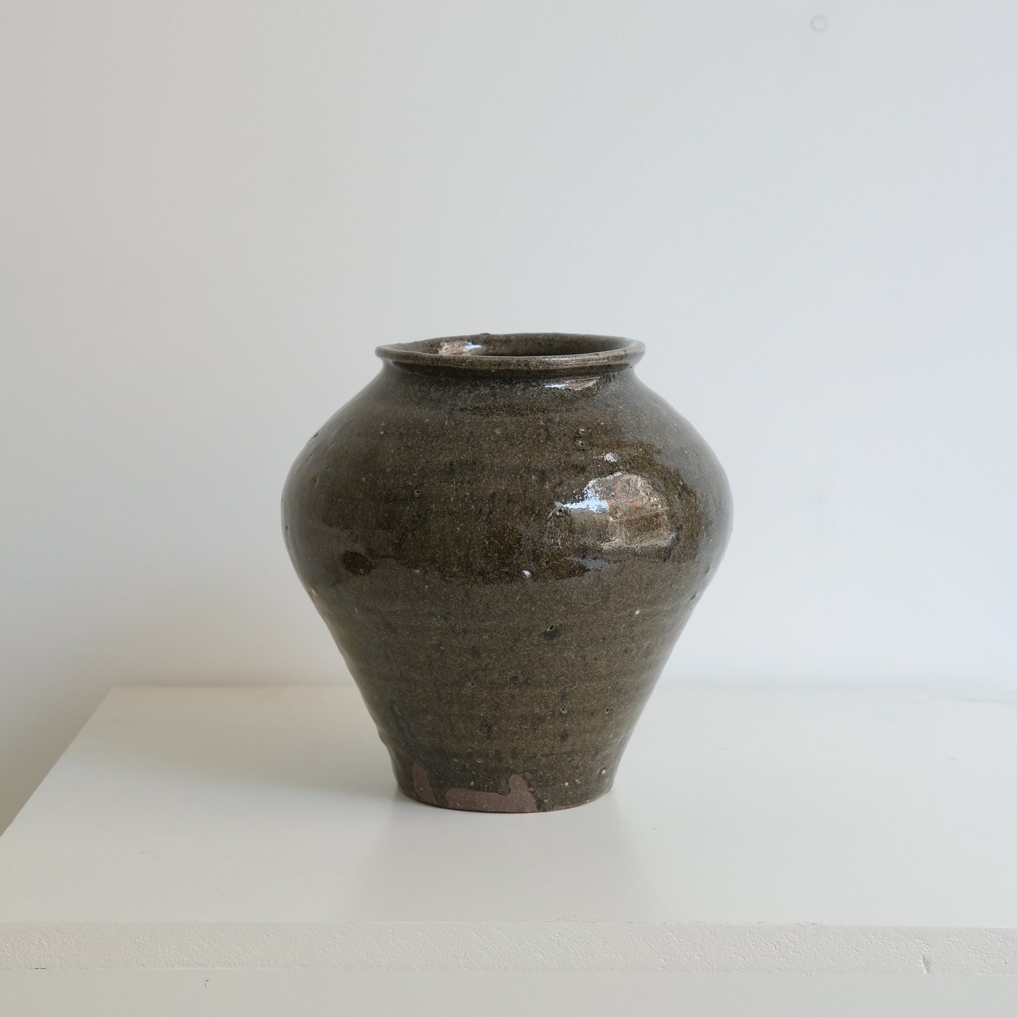 Vase en grès recoltée H22cm de Dai Shikai chez Brutal Ceramics