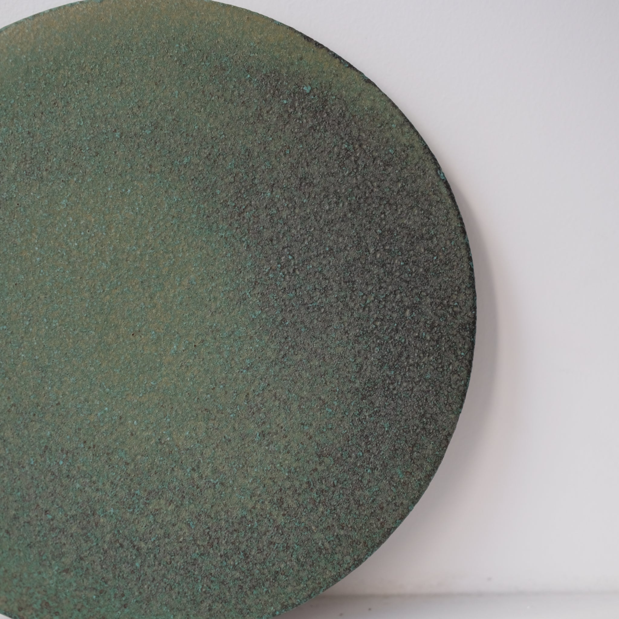 Assiette en grès D 19,5cm vert de Mushimegane books. chez Brutal Ceramics