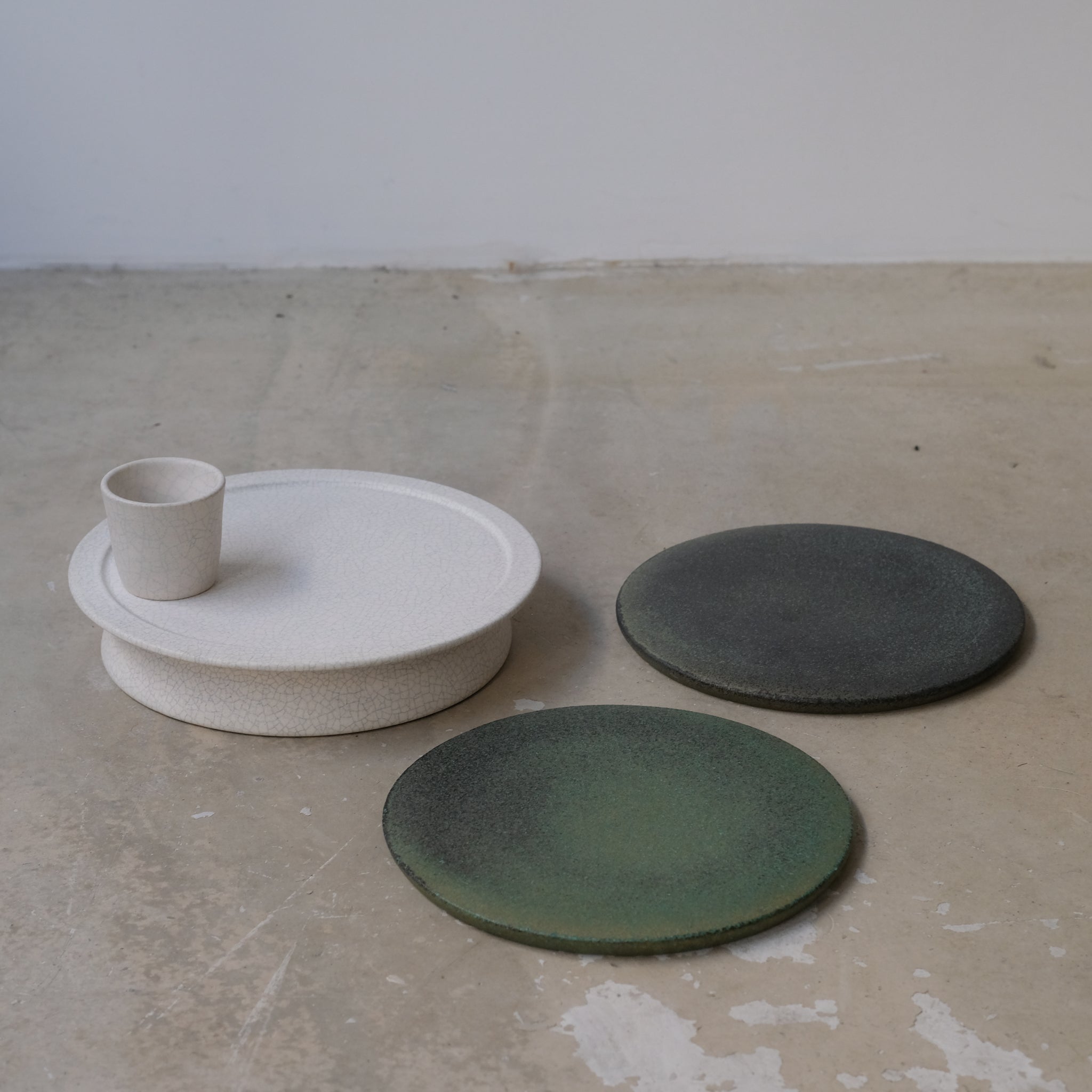 Assiette en grès D 19,5cm vert noir de Mushimegane books. chez Brutal Ceramics