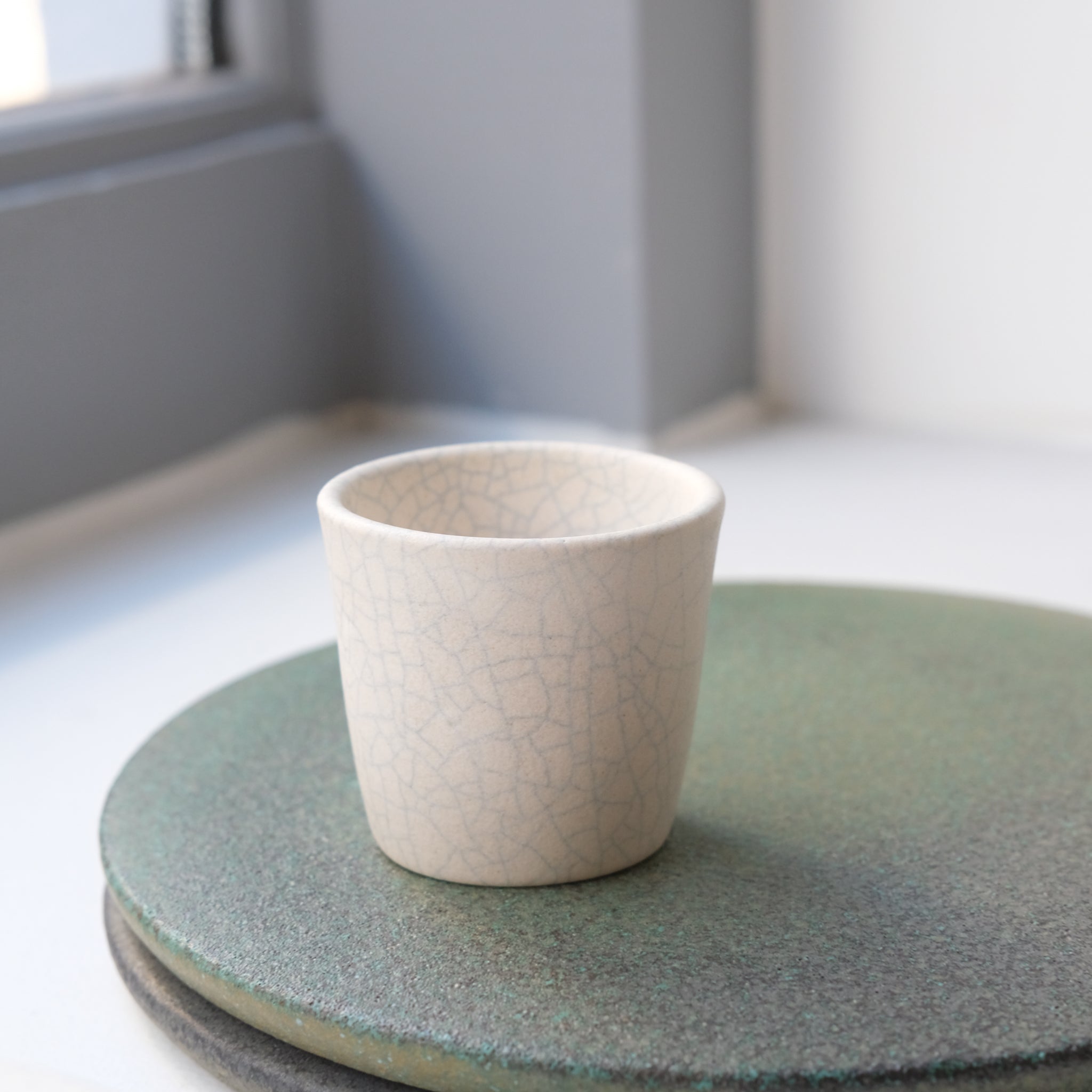 Tasse 50ml - blanc craquelé de Mushimegane books. chez Brutal Ceramics