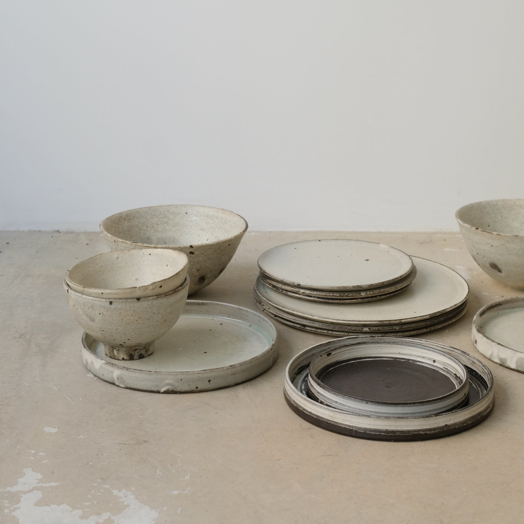 Assiette en grès recolté D 19cm - blanc cassé de Ryutaro Yamada chez Brutal Ceramics