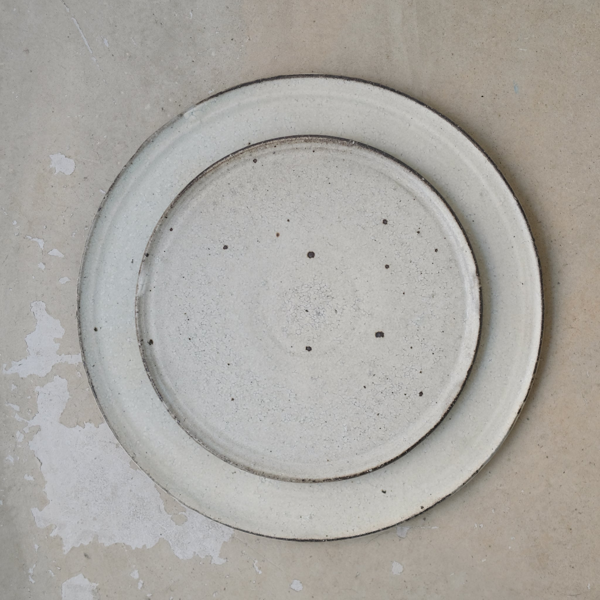 Assiette en grès recolté D 19cm - blanc cassé de Ryutaro Yamada chez Brutal Ceramics