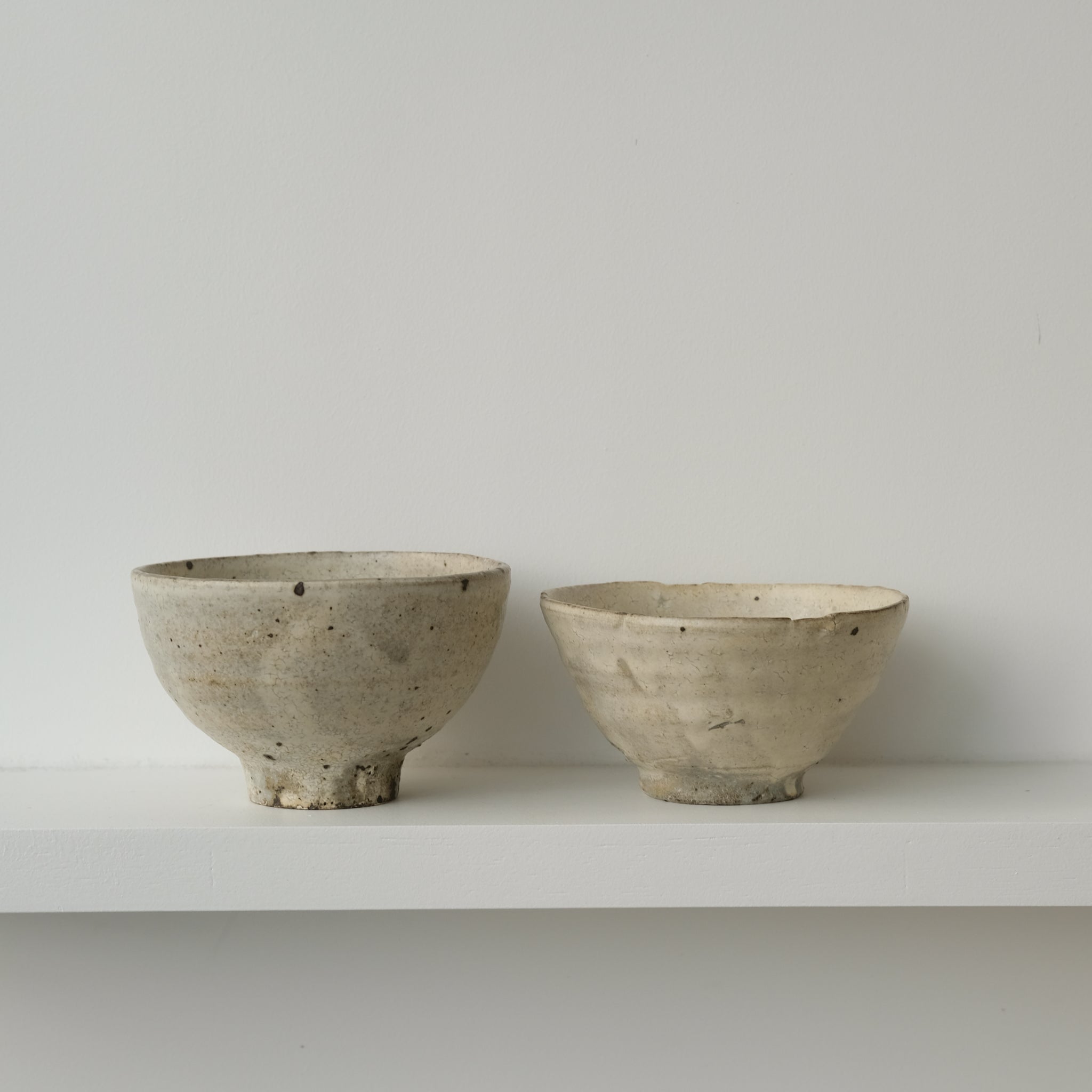 Bol en grès gris D 17,5cm - blanc cassé de Ryutaro Yamada chez Brutal Ceramics