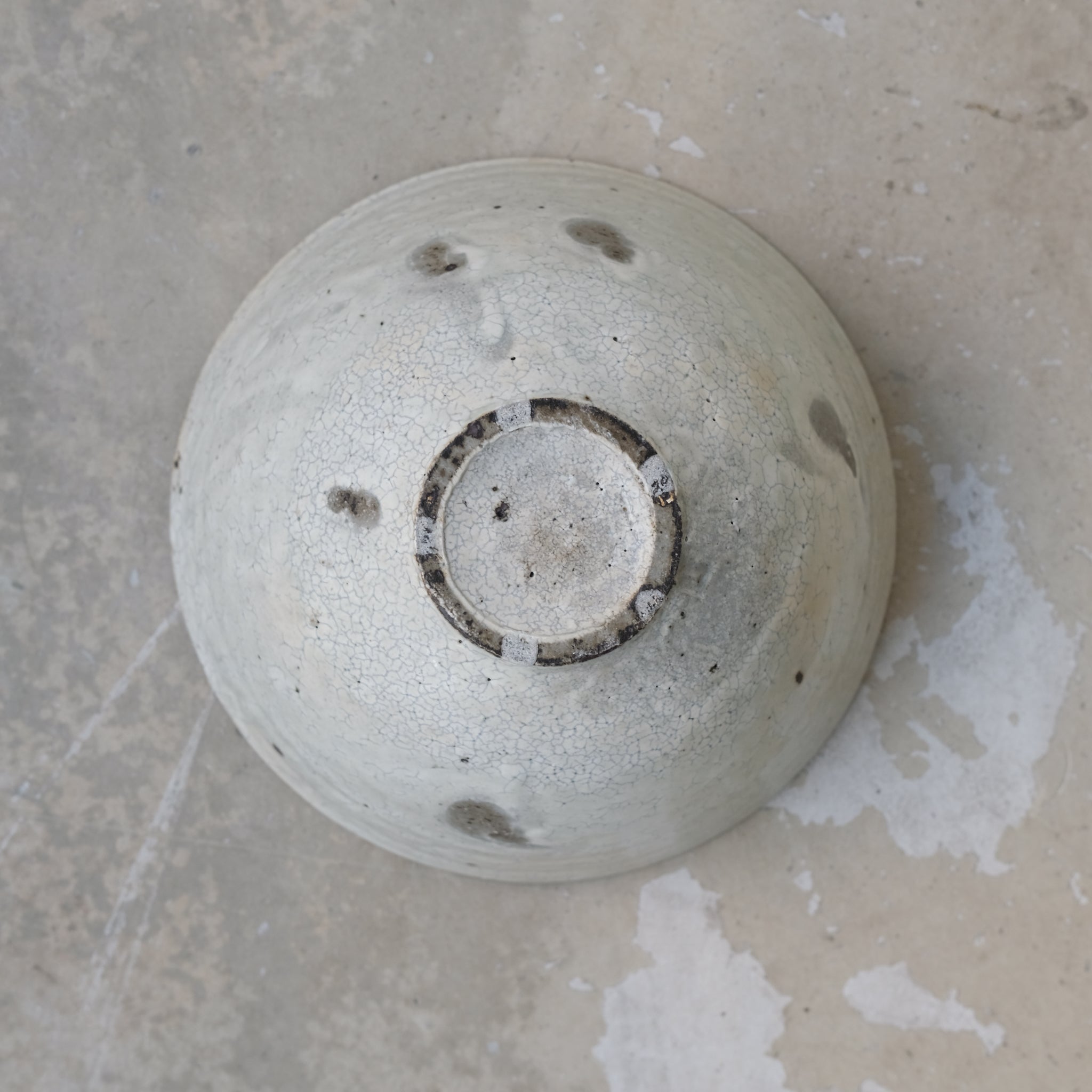 Bol en grès D 18cm - blanc cassé de Ryutaro Yamada chez Brutal Ceramics