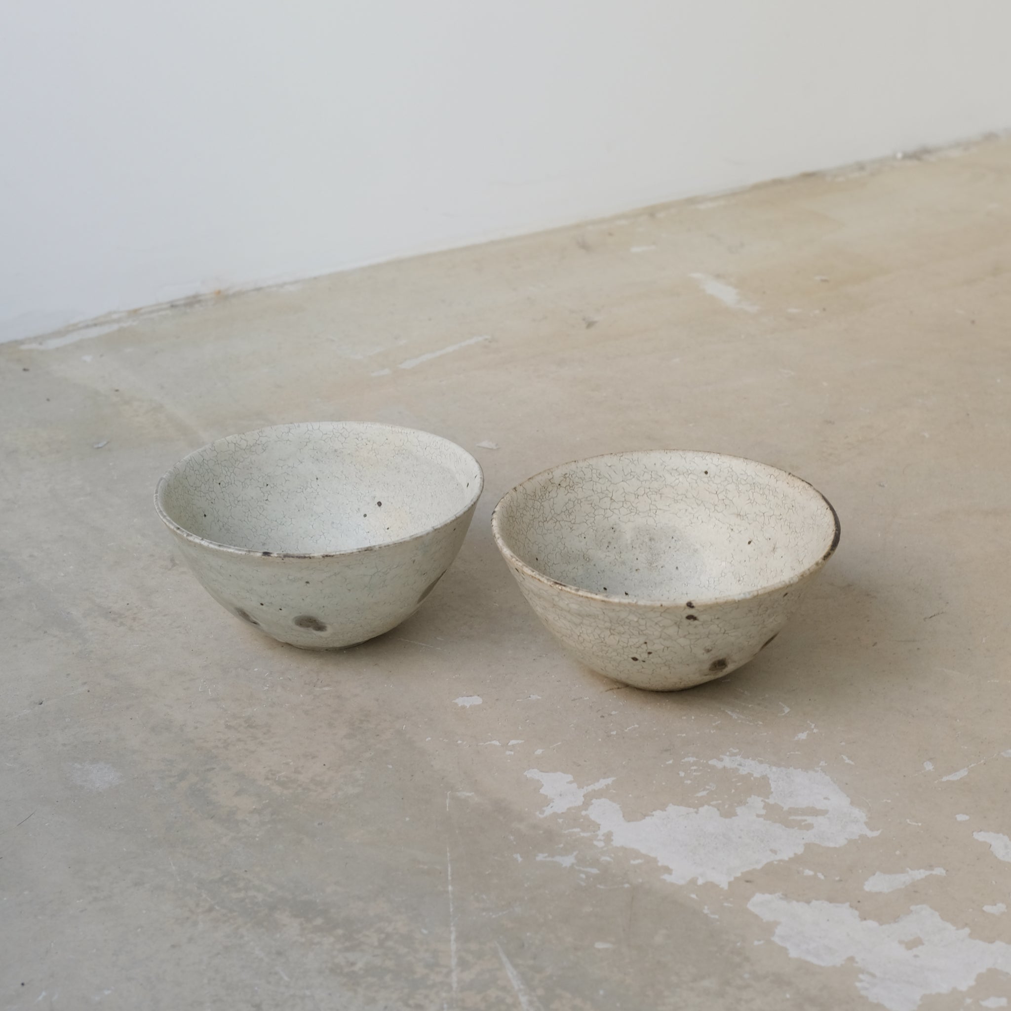 Bol en grès D 18cm - blanc cassé de Ryutaro Yamada chez Brutal Ceramics