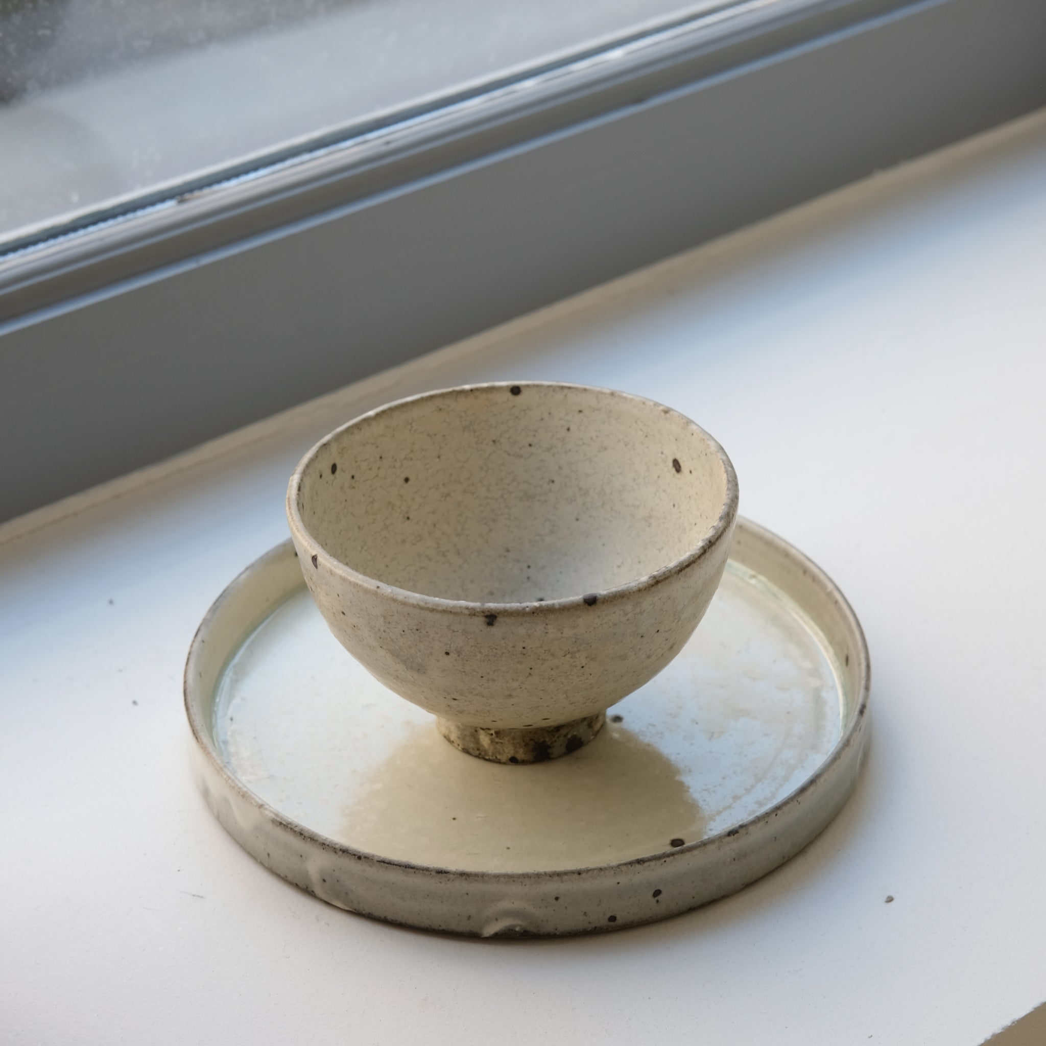 Bol en grès gris D 17,5cm - blanc cassé de Ryutaro Yamada chez Brutal Ceramics