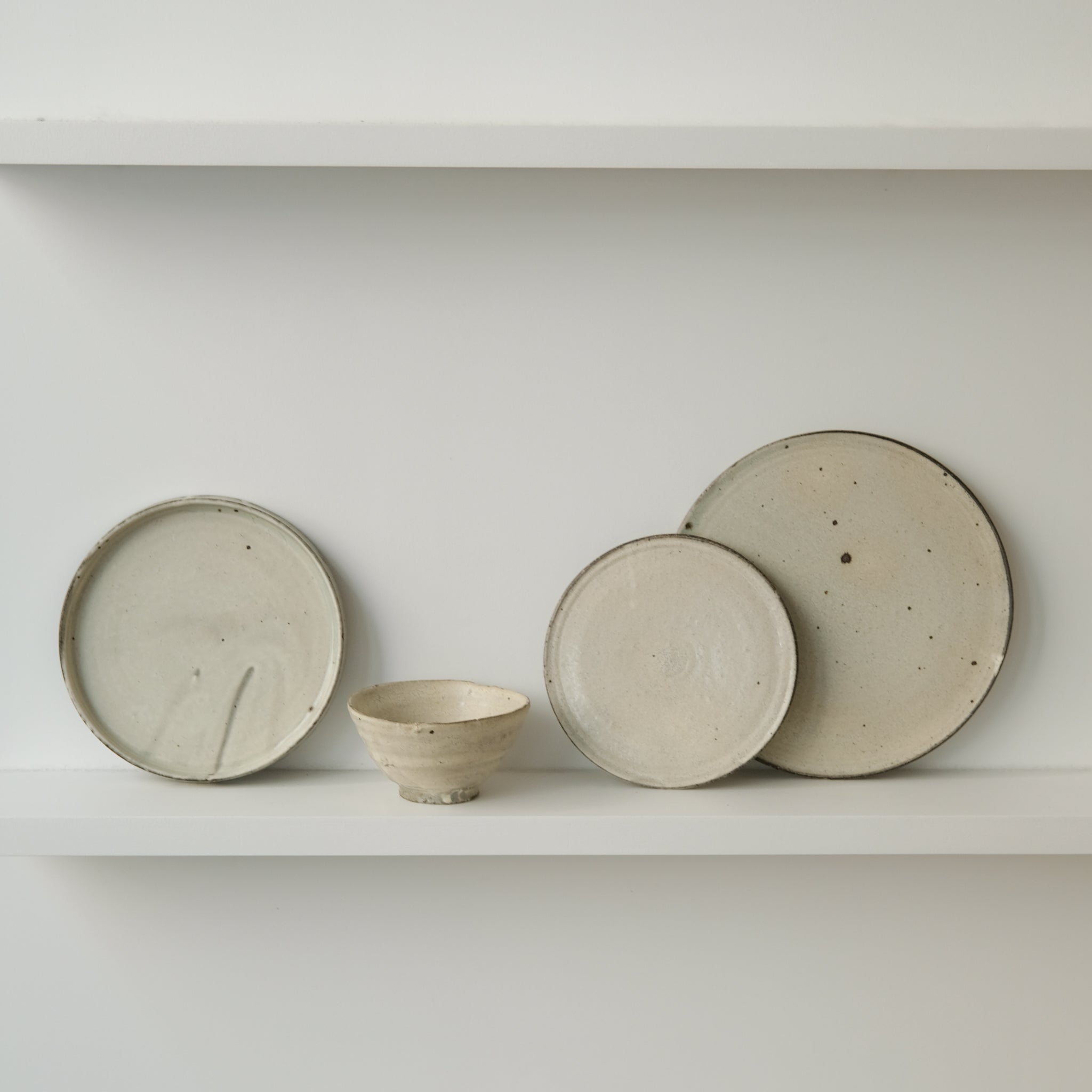 Assiette en grès gris D 26cm - blanc cassé de Ryutaro Yamada chez Brutal Ceramics