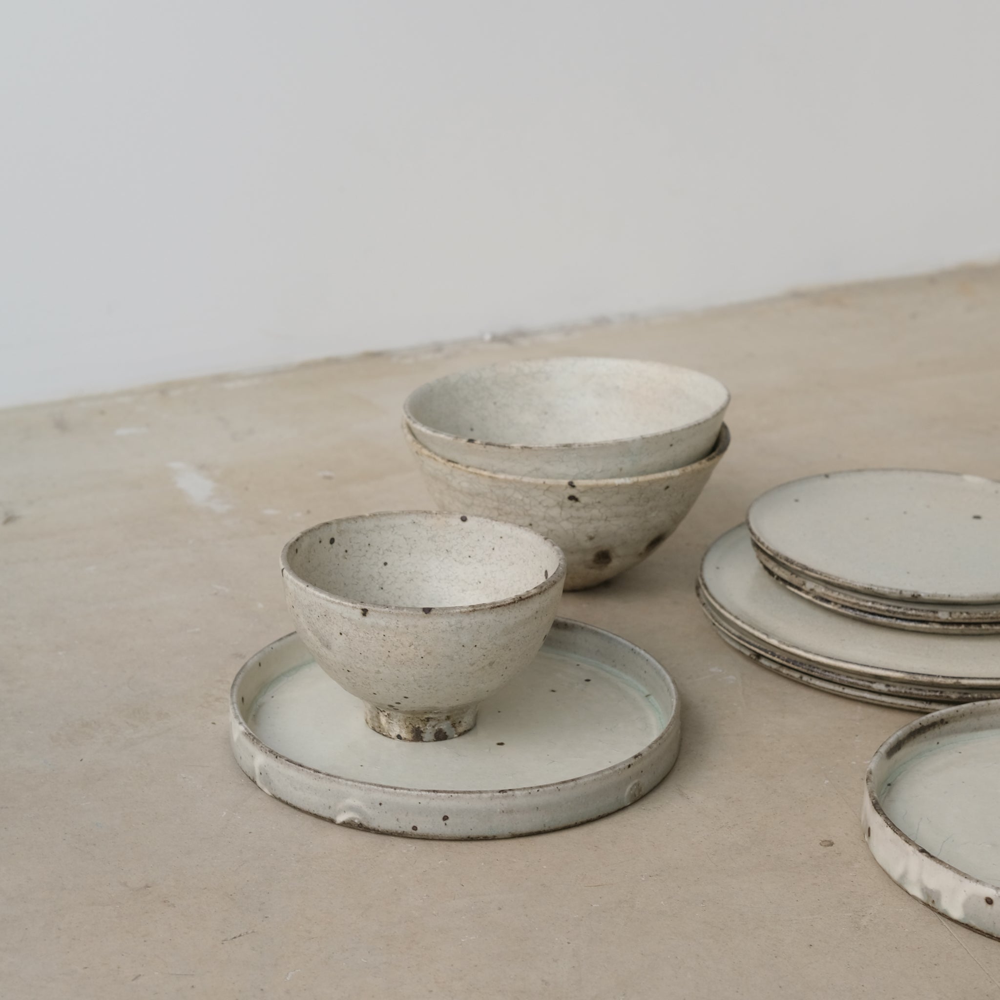 Bol en grès gris D 17,5cm - blanc cassé de Ryutaro Yamada chez Brutal Ceramics