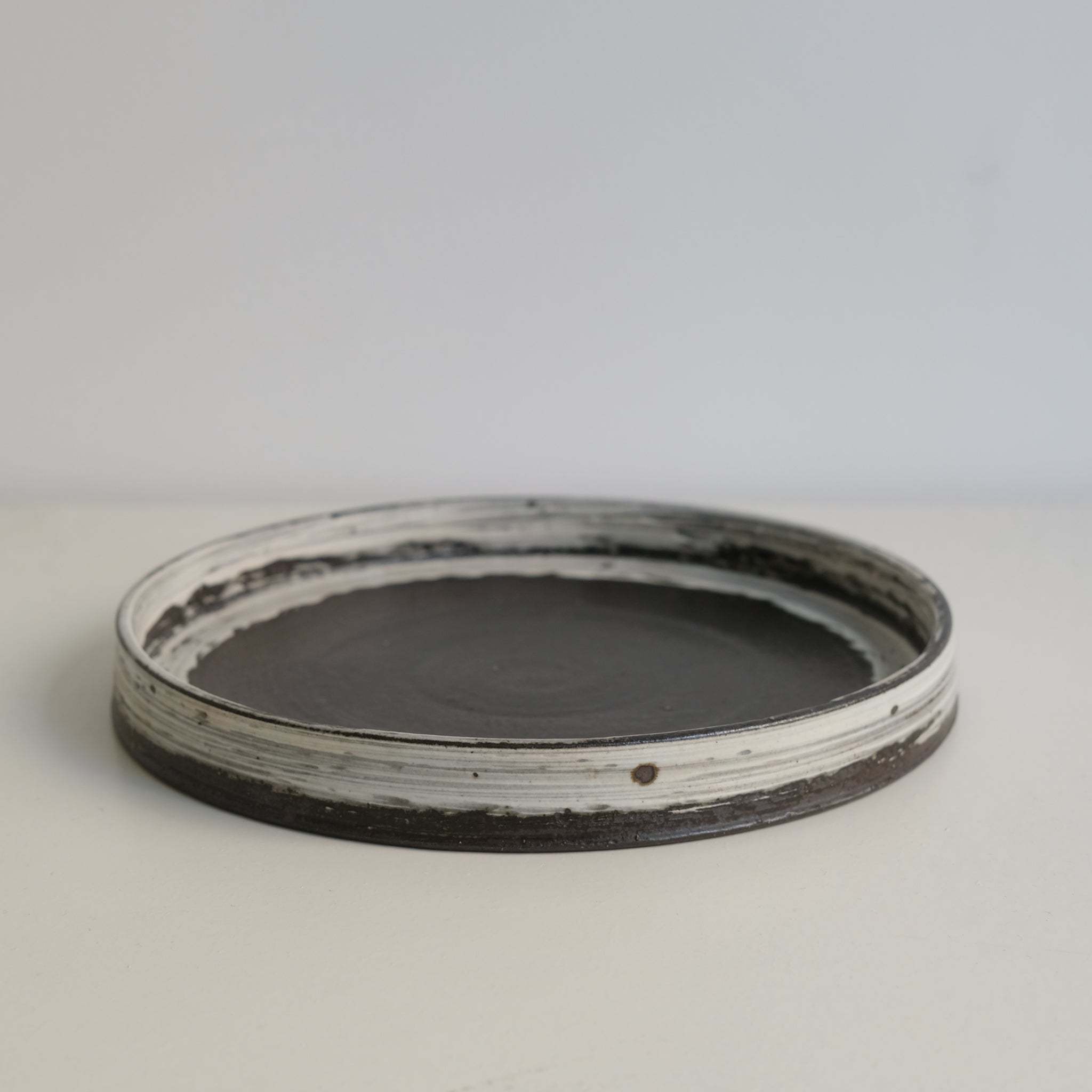Dorabachi D 21cm - marron de Ryutaro Yamada chez Brutal Ceramics