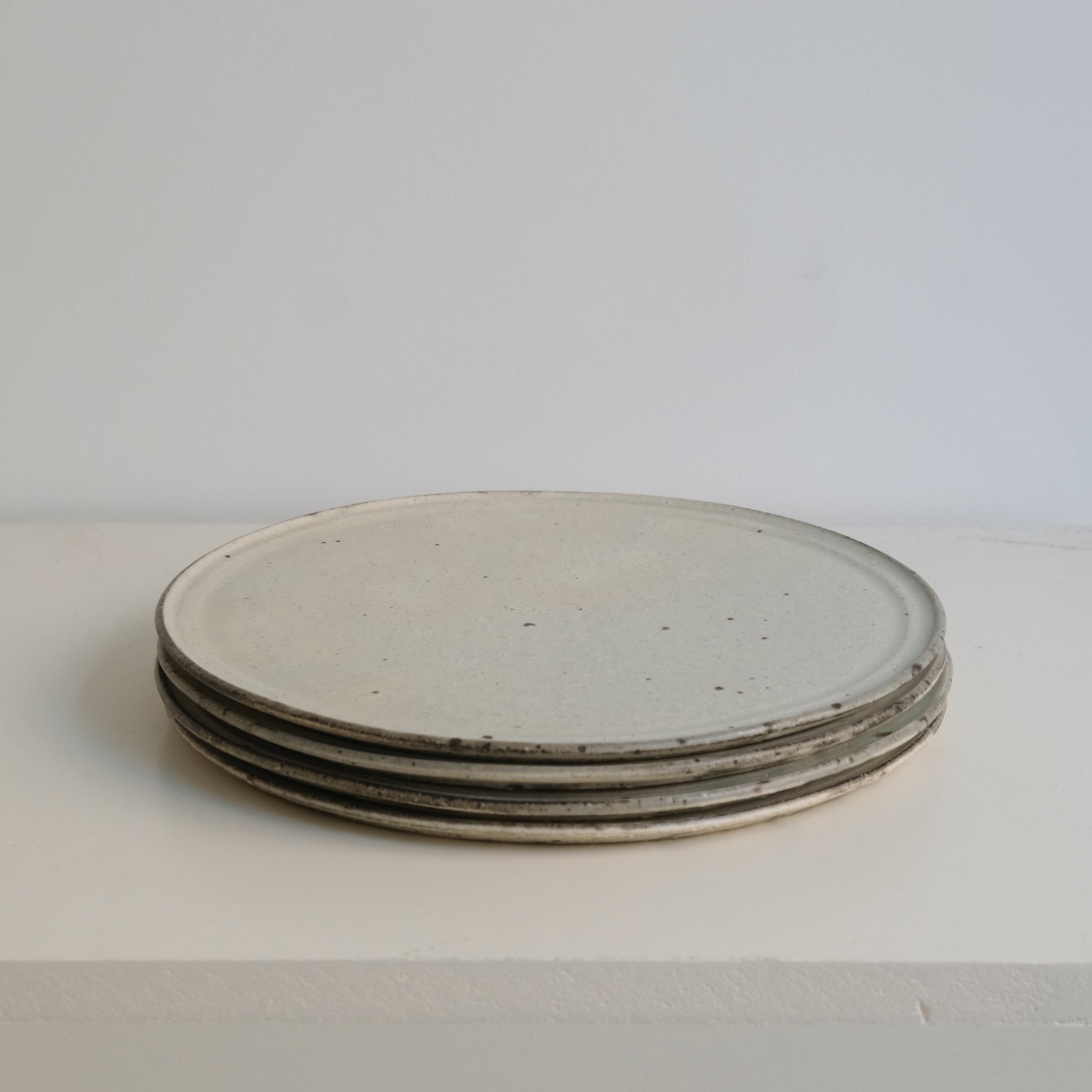 Assiette en grès D 26cm - blanc cassé