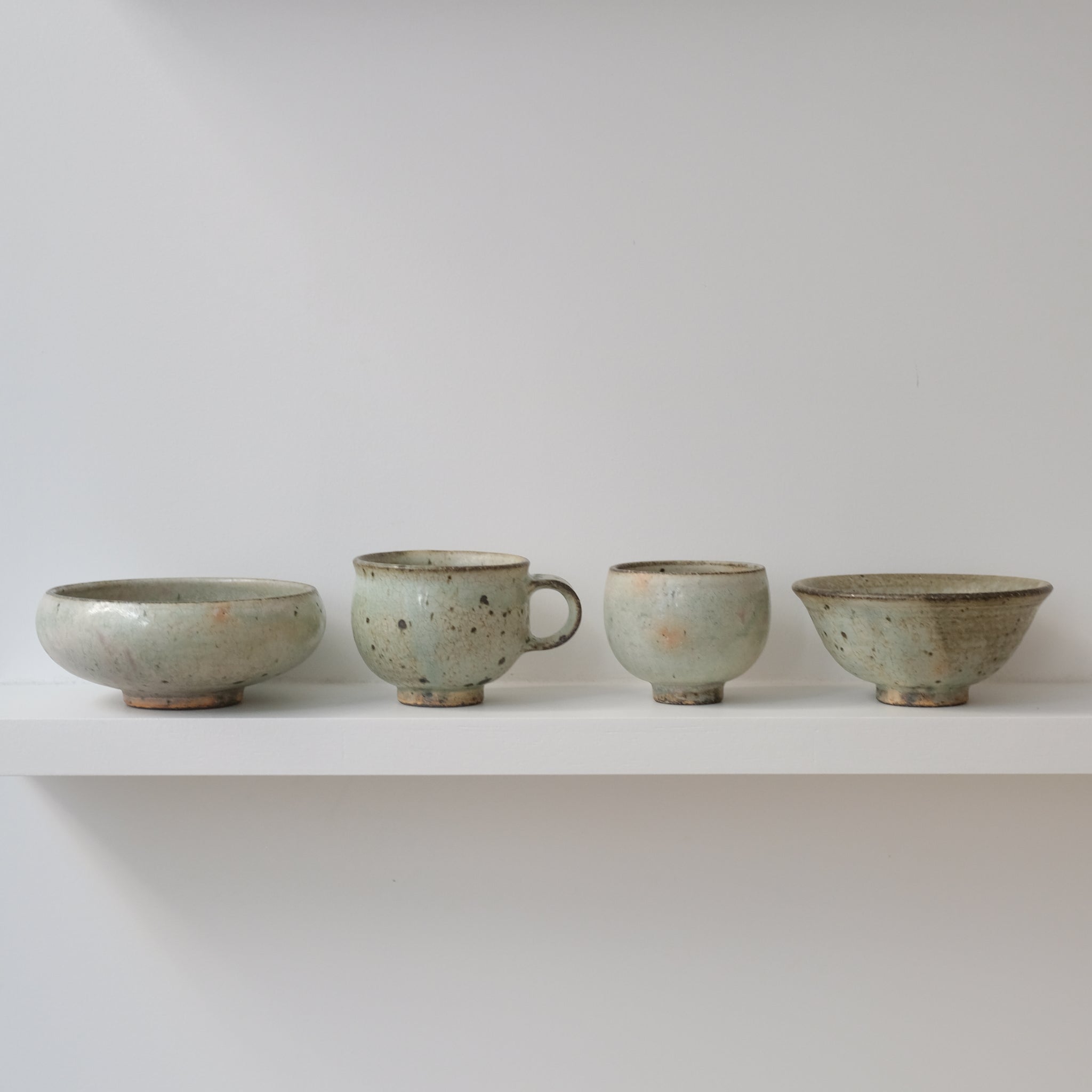 Assiette creuse en grès D14,5cm - vert clair kohiki de Tetsuya Kobayashi chez Brutal Ceramics