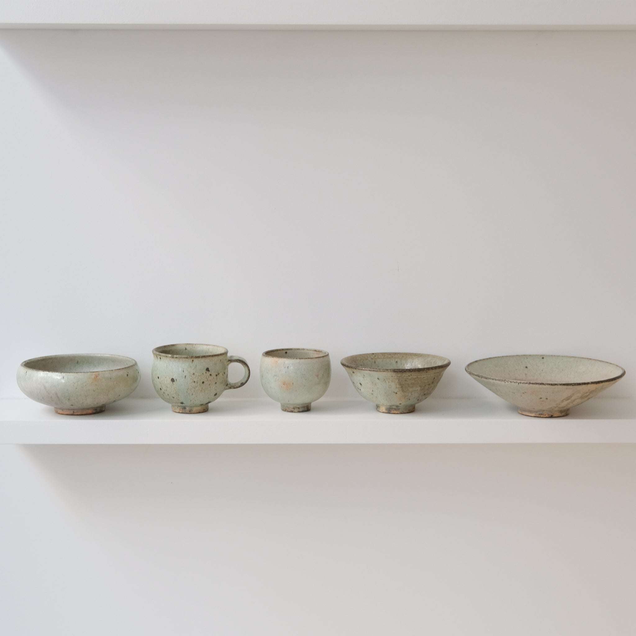 Assiette creuse en grès D19cm - vert clair kohiki de Tetsuya Kobayashi chez Brutal Ceramics