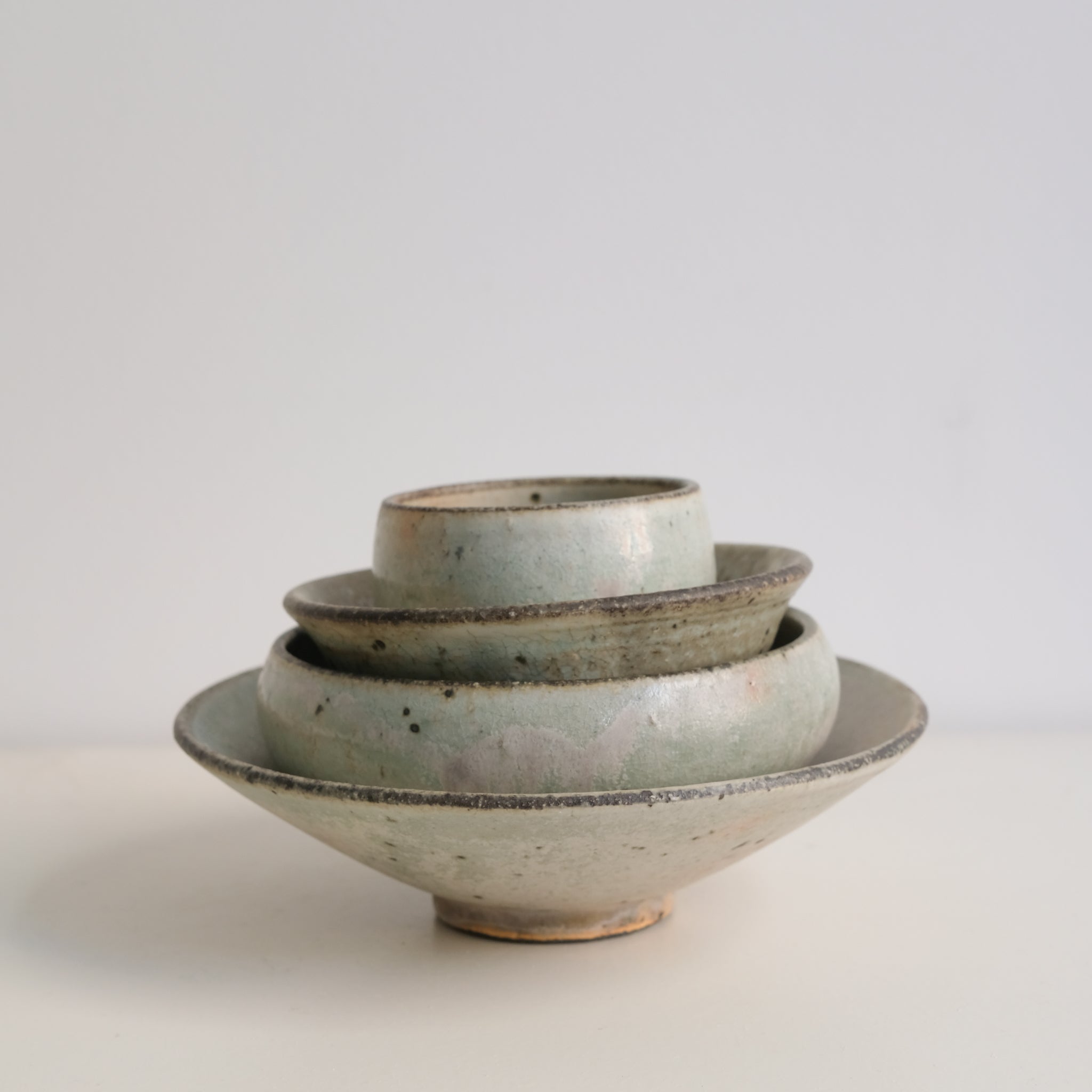Assiette creuse en grès D14,5cm - vert clair kohiki de Tetsuya Kobayashi chez Brutal Ceramics